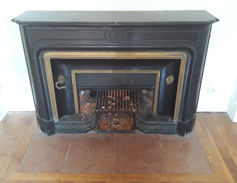Fireplace XVIII° black marble louis XIV style with narrowed and floor slabs