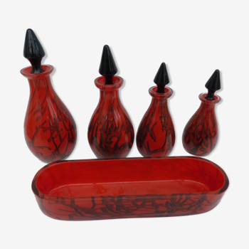 Ensemble de toilette en pâte de verre rouge et noir; 4 flacons à parfum + ravier