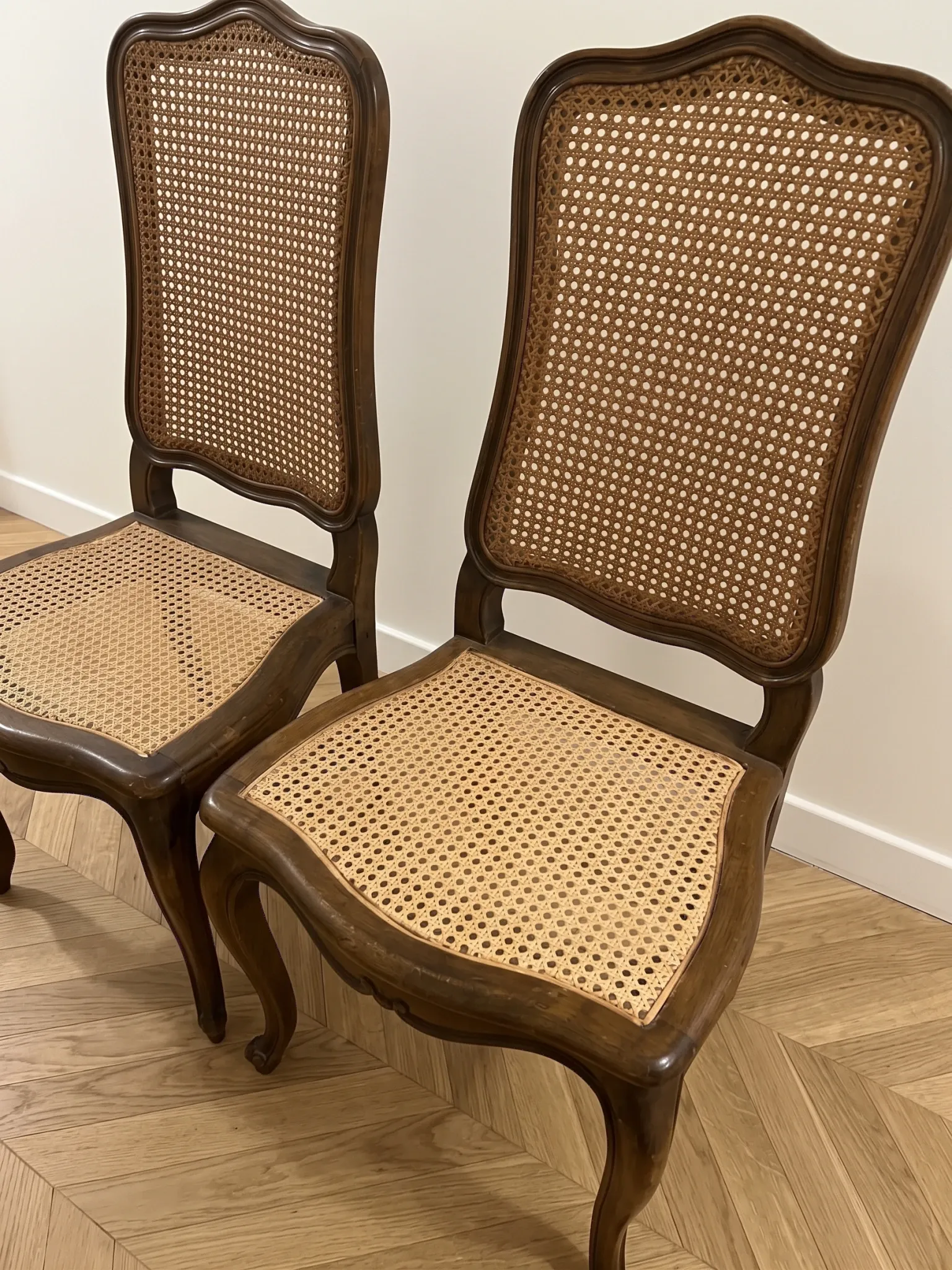 Set of 5 vintage caned chairs in classic style.