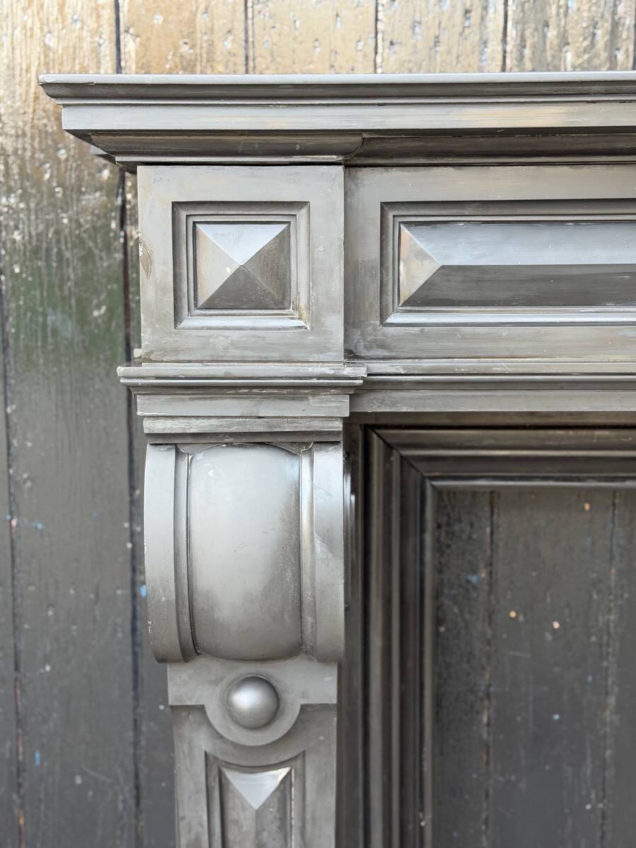 Grande cheminée Napoléon III en marbre noir de Belgique, vers 1880