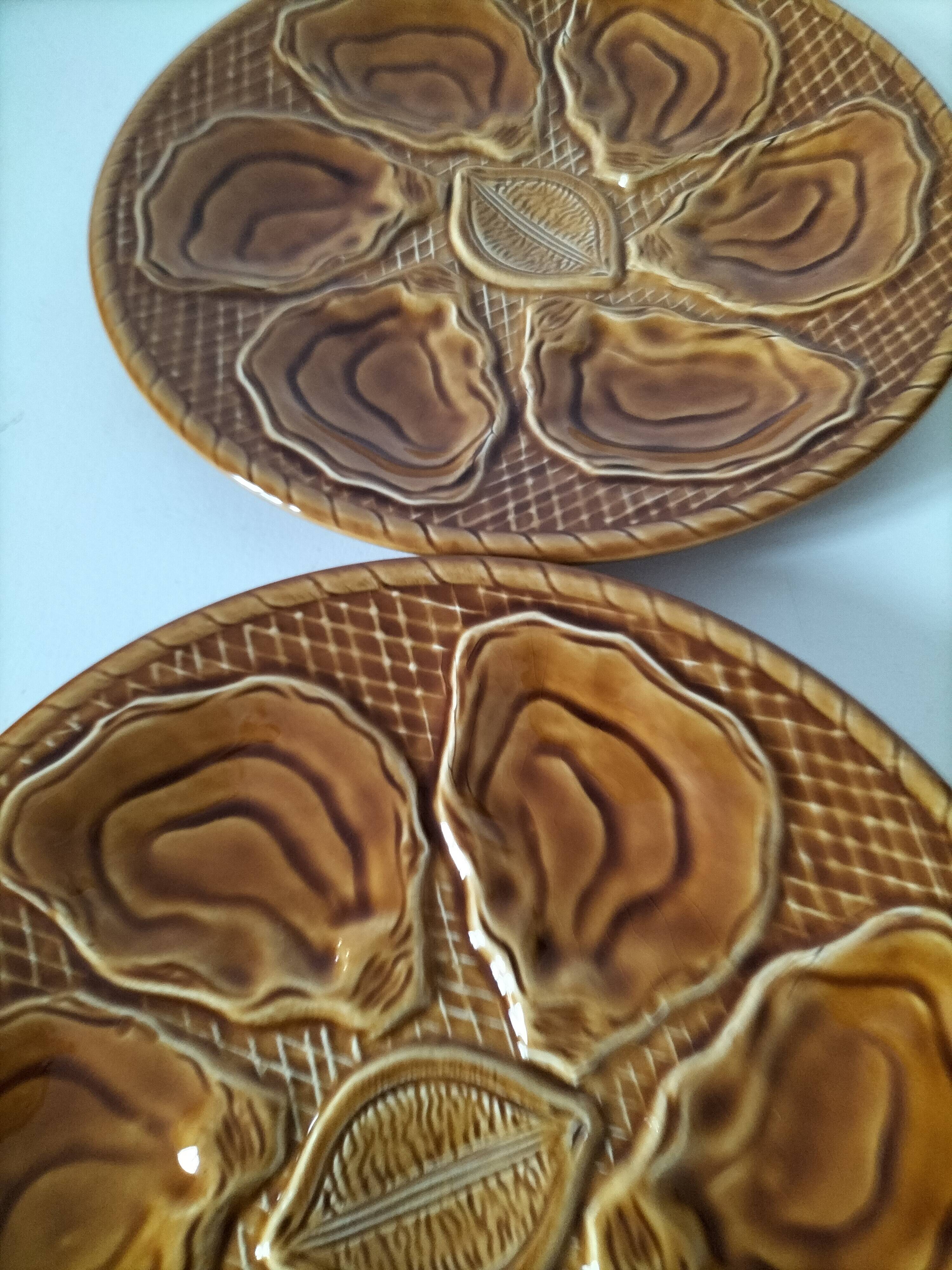 Duo of oyster plates in slip
