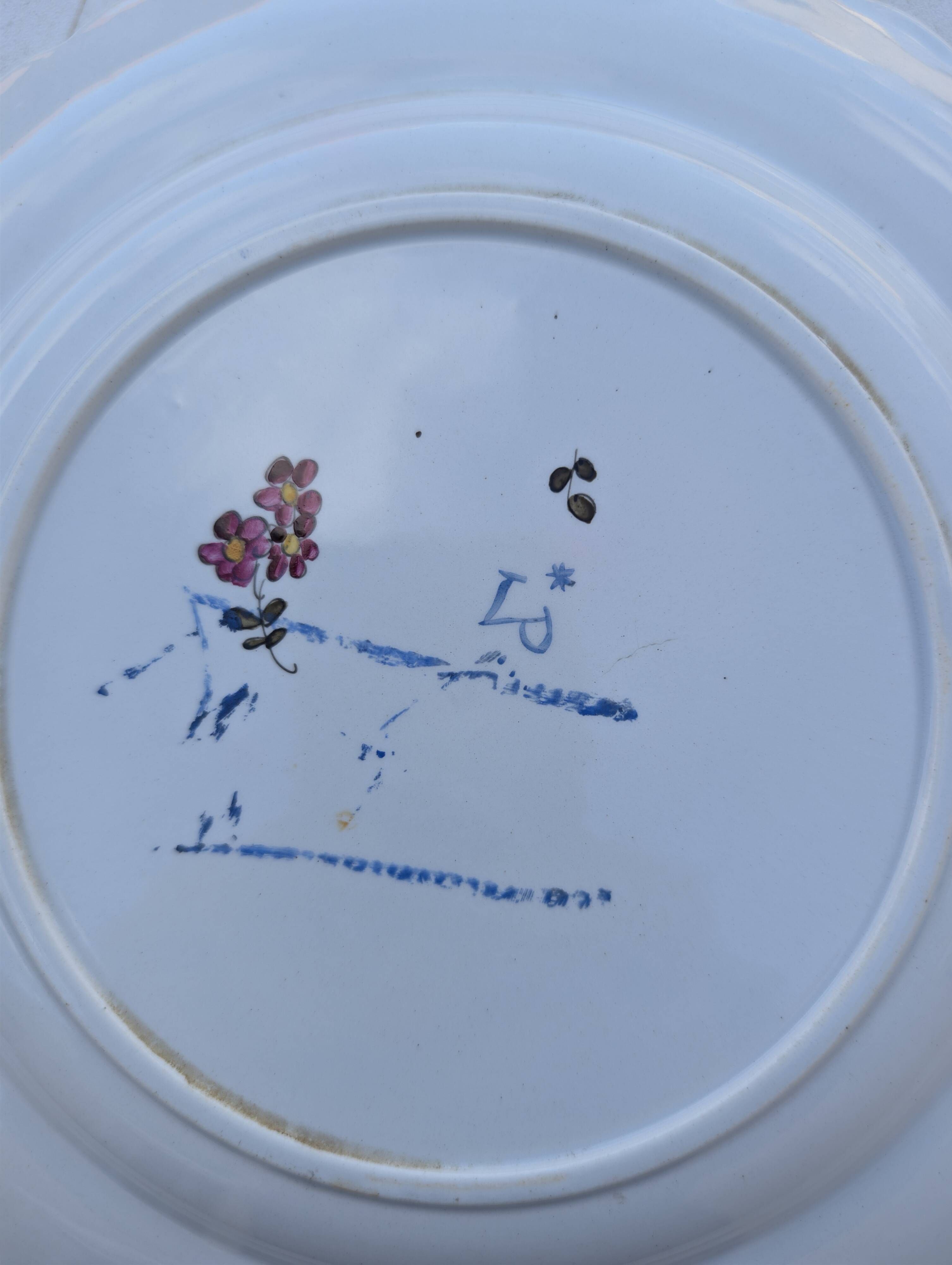 Assiette en faïence émaillée décor polychrome peint à la main