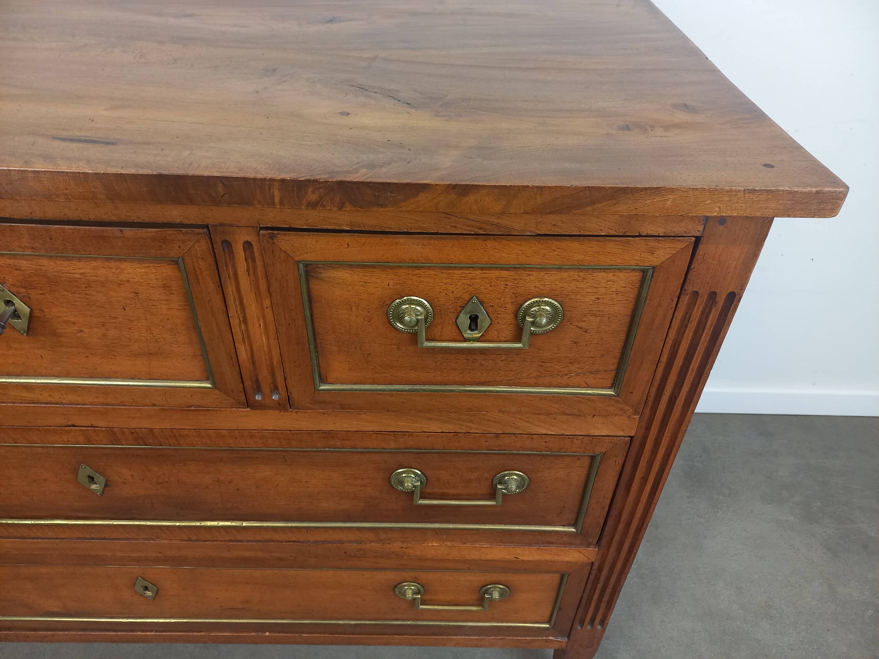 Commode Louis XVI en noyer