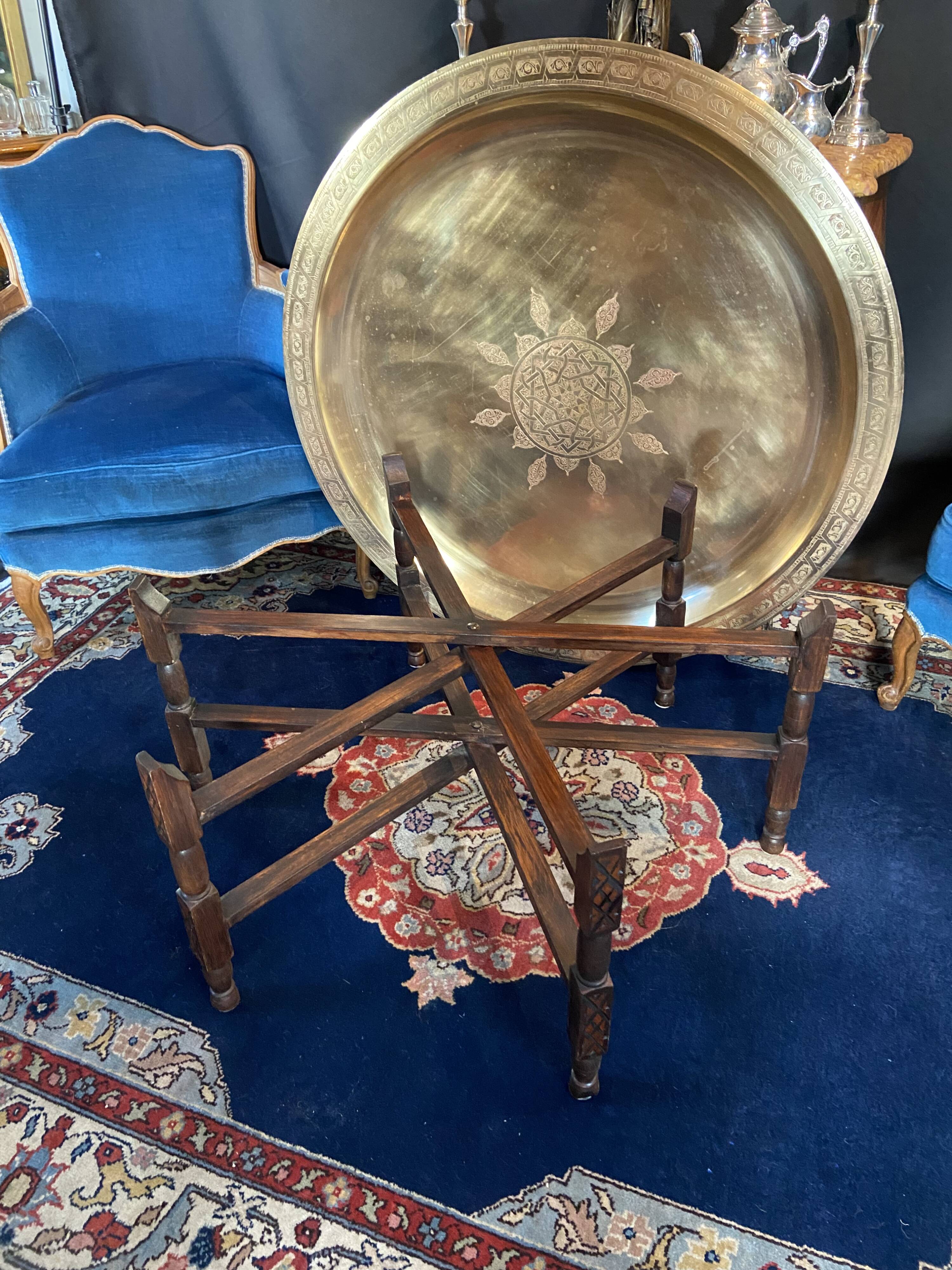 Very large coffee table with bronze top and chiseled decor, 100 cm