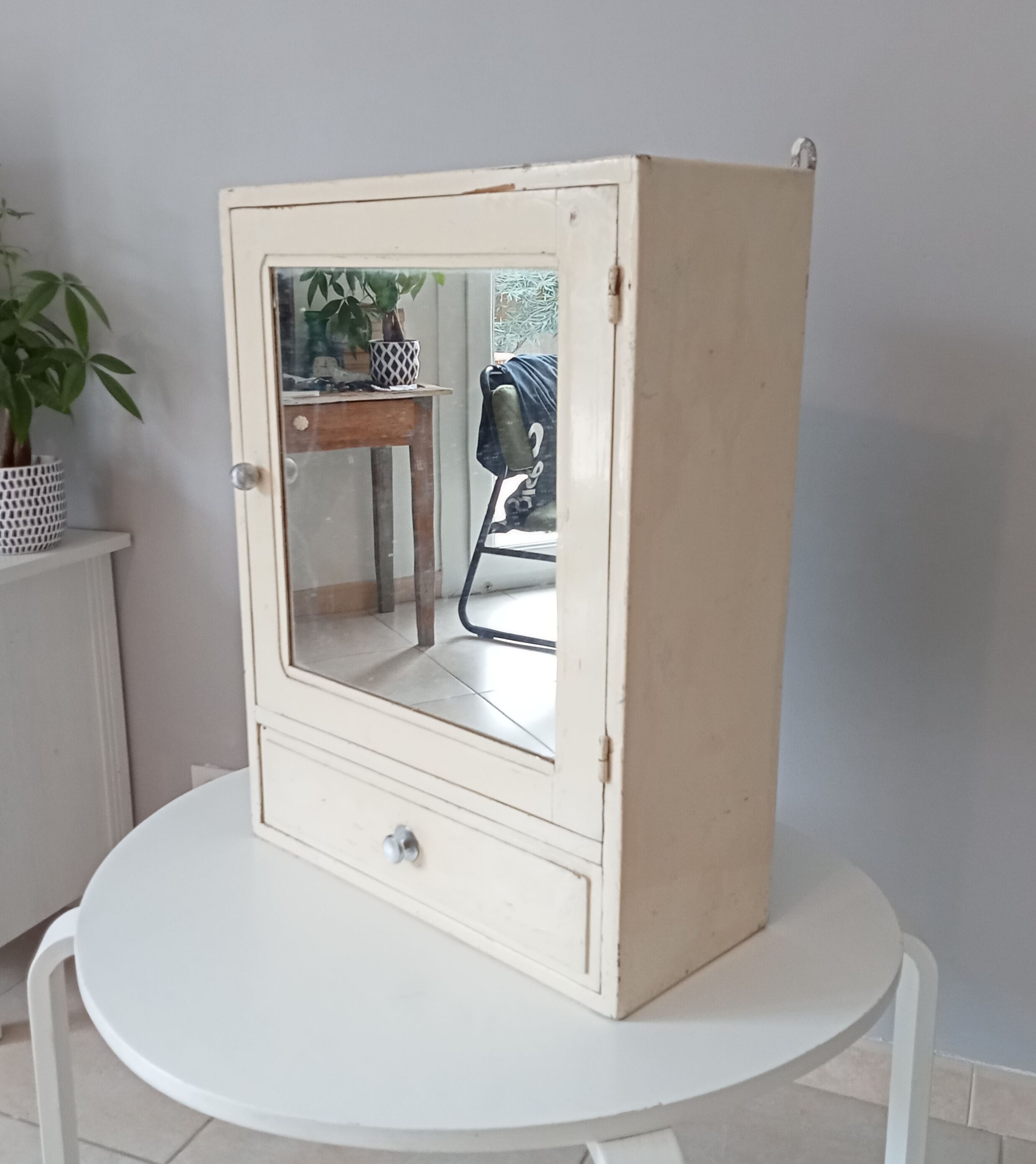 Vintage medicine cabinet 50s