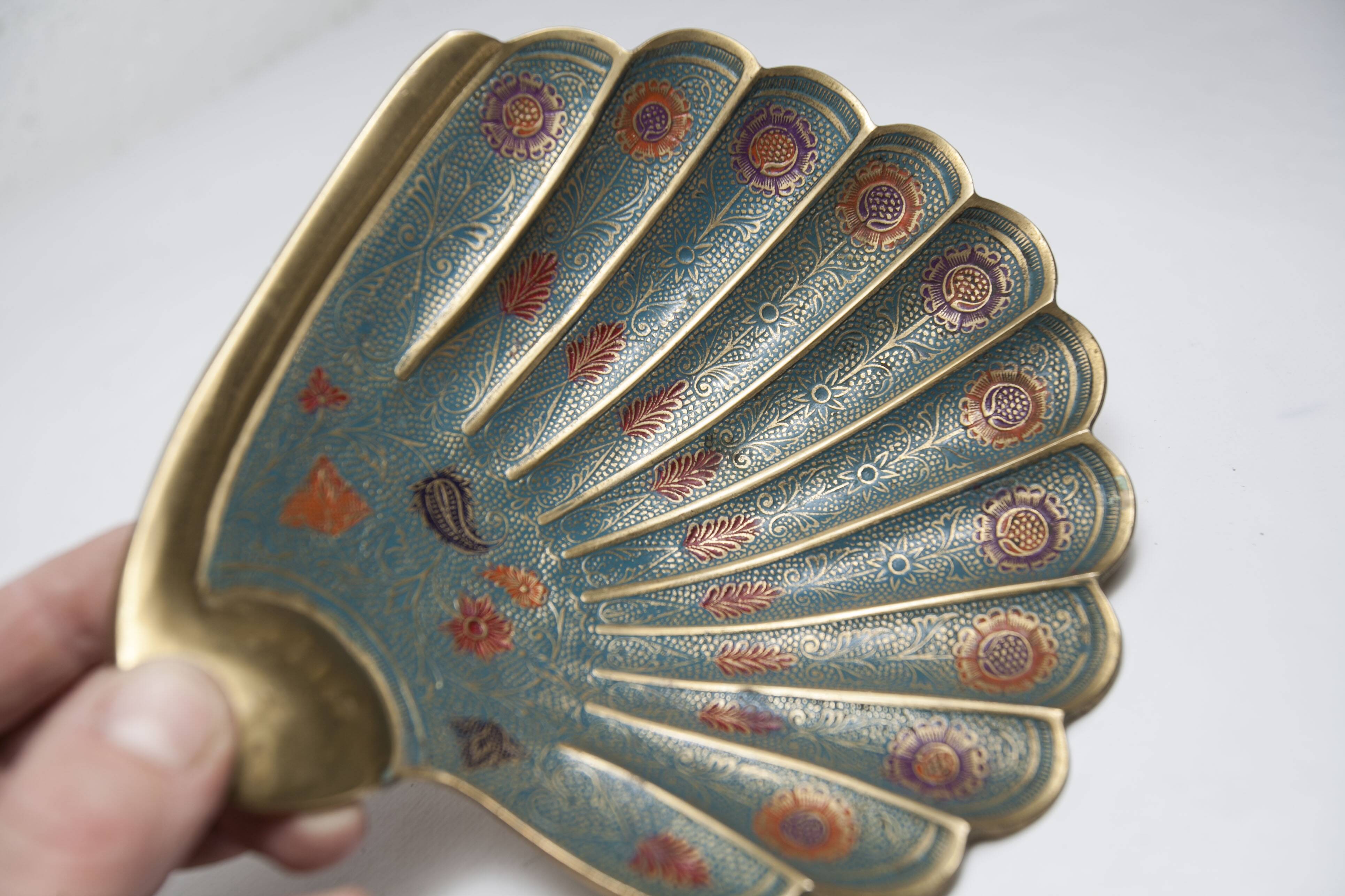 Shell cup in enameled brass