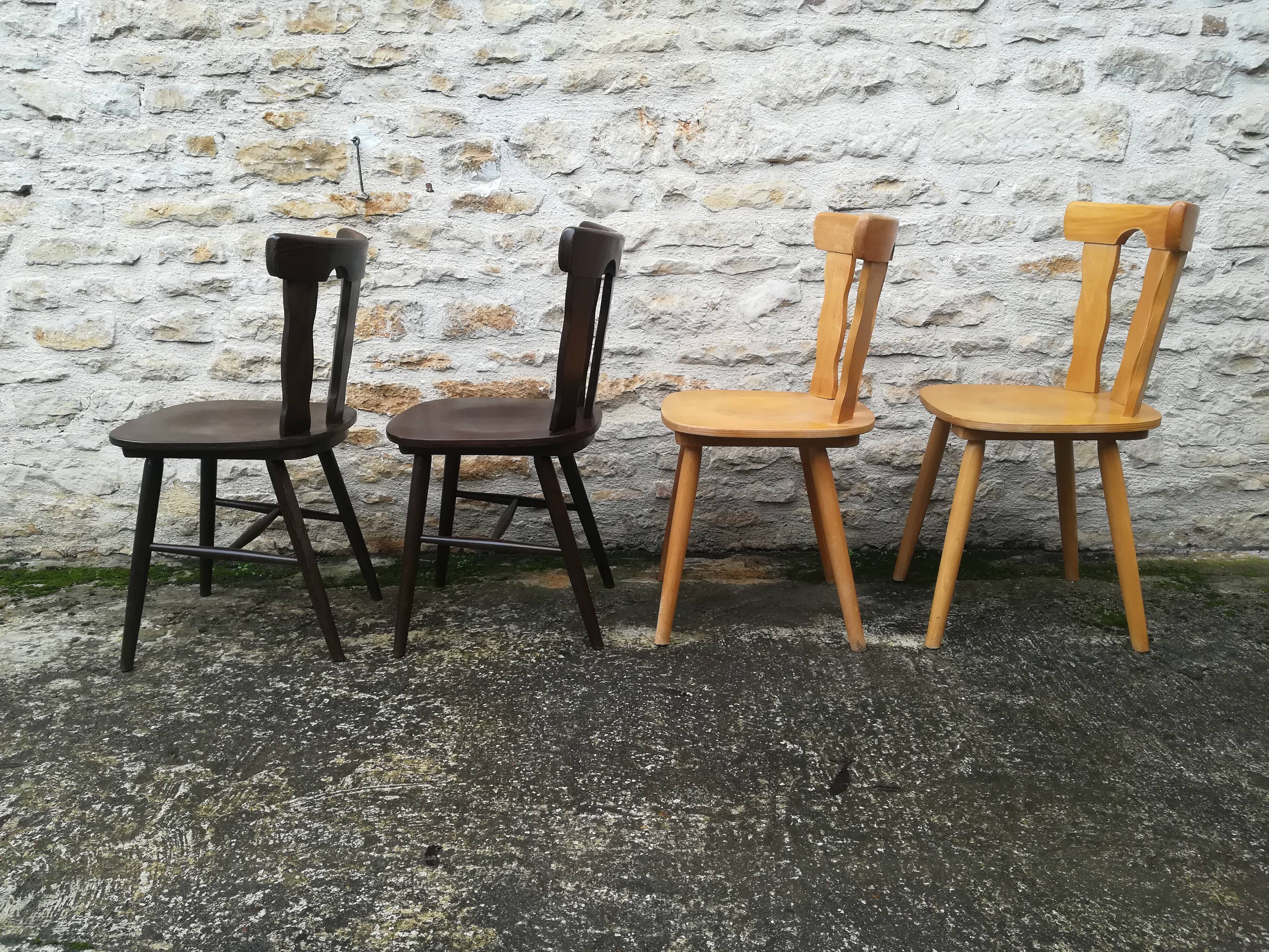 Chaises de bistrot dépareillées