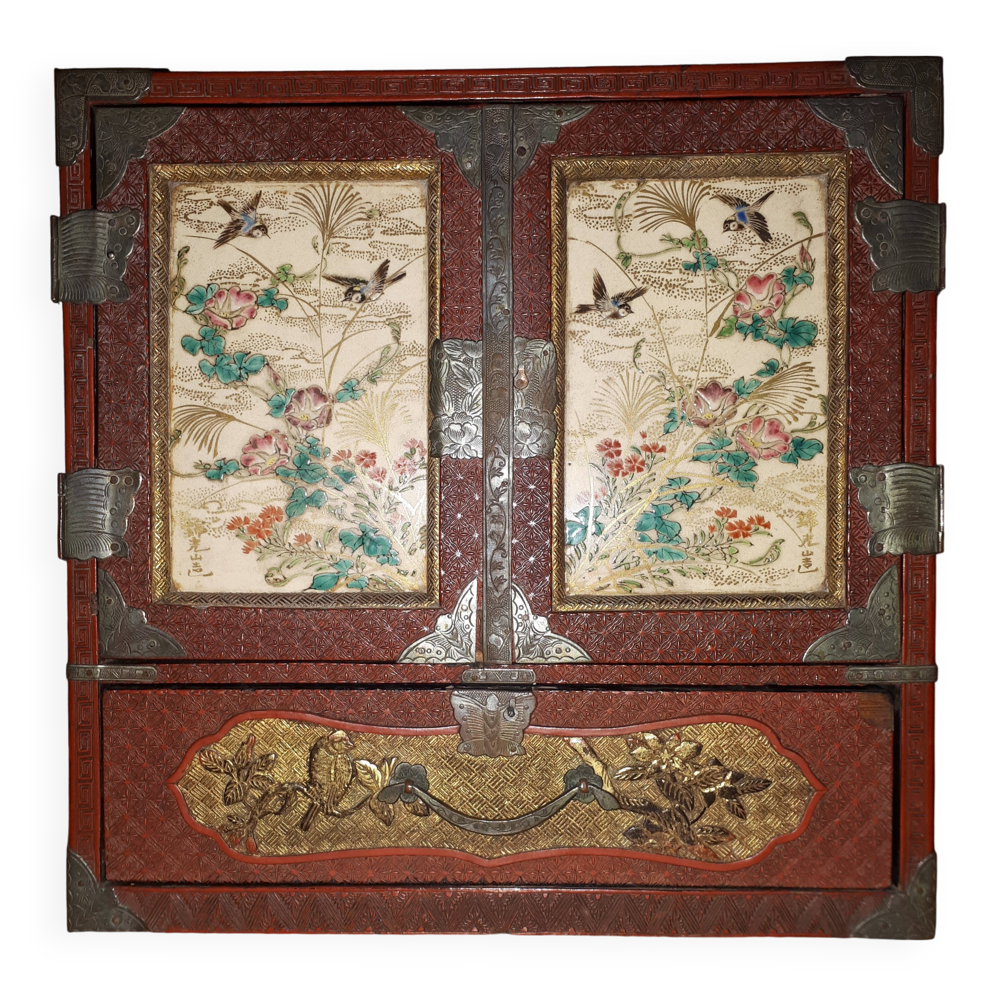 Japanese cabinet in cinnabar red lacquer, Japan Meiji era