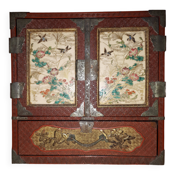Cabinet japonais en laque rouge cinabre, japon ère meiji