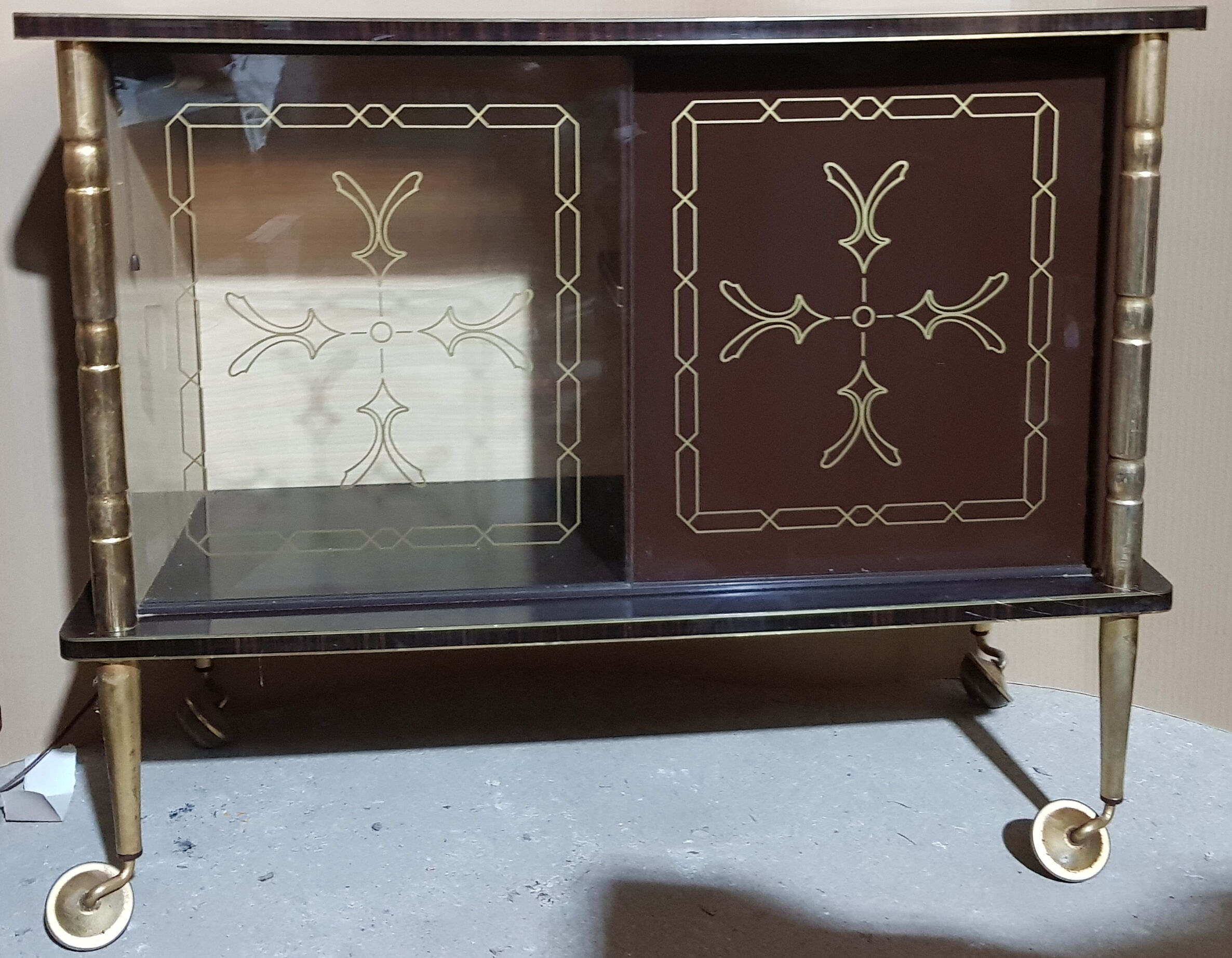 Vitrine meuble bar sur roulettes vintage