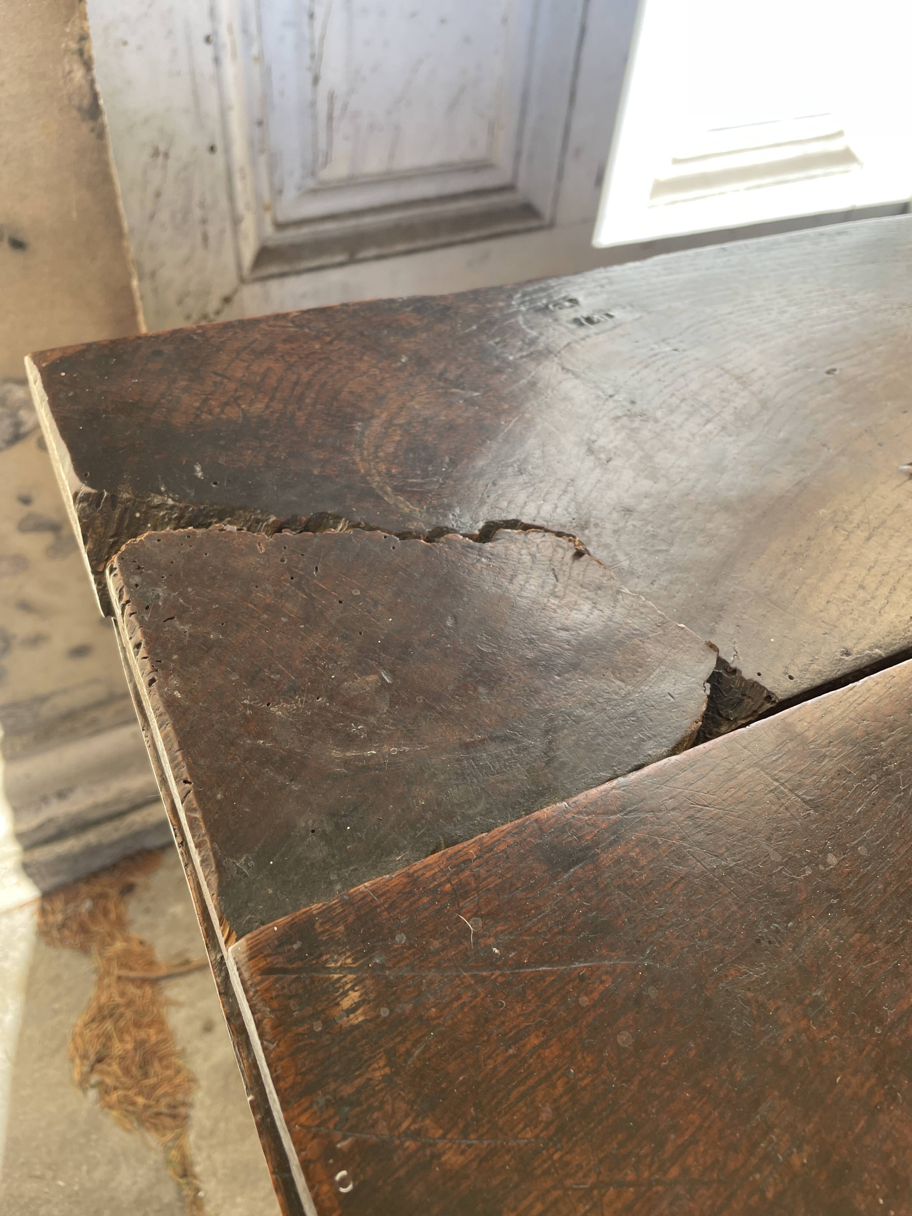 Grand coffre en chêne sculpté du 17ème siècle / coffre à couvertures vernaculaire