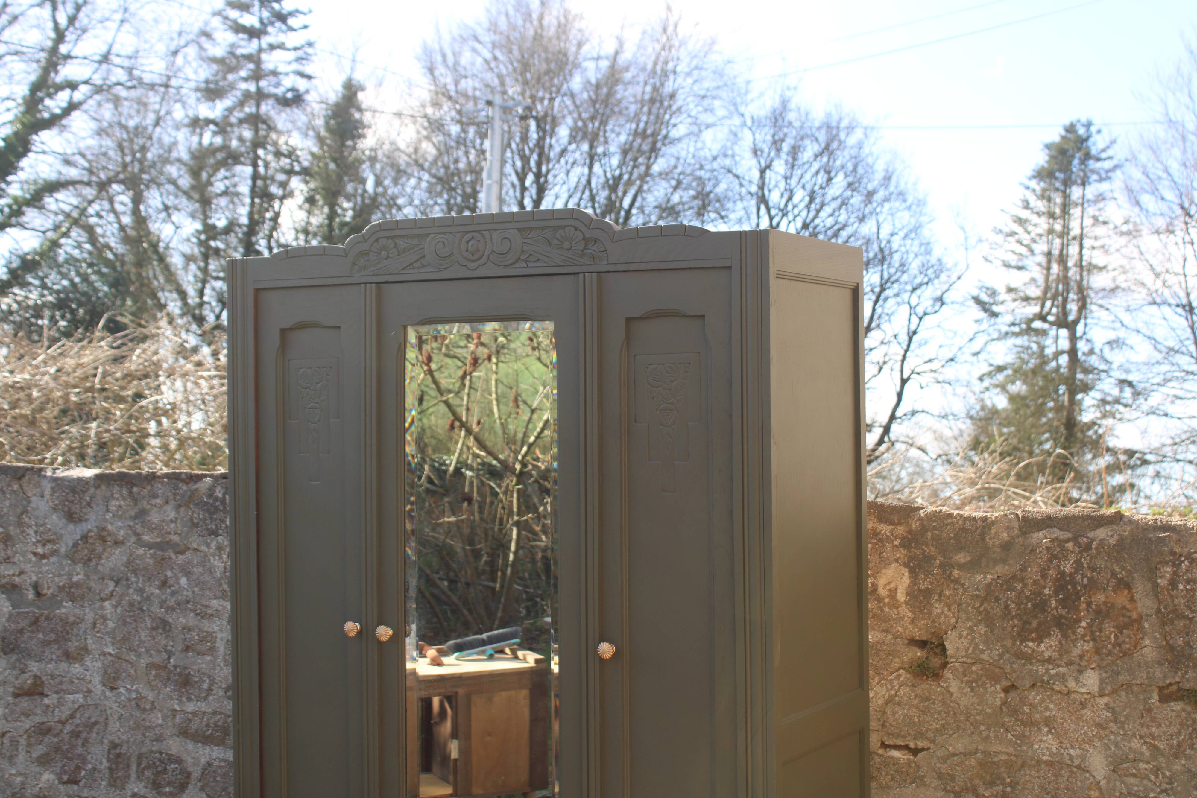 Art Deco wardrobe with three doors – Kaki Barda (Liberon)