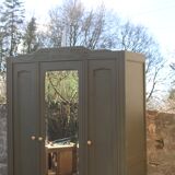 Art Deco wardrobe with three doors – Kaki Barda (Liberon)