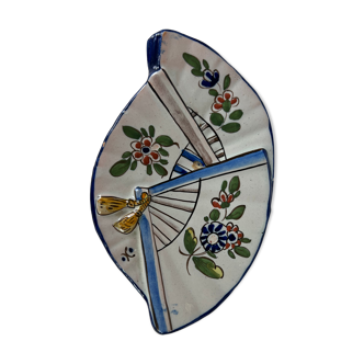 Assiette à motifs d'éventails