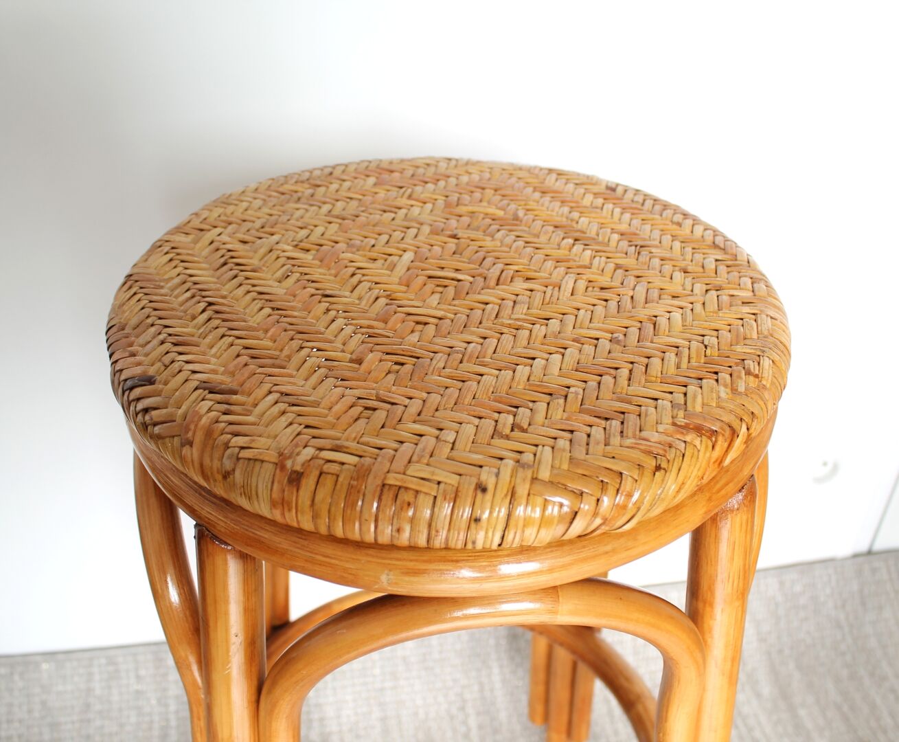 Paire de tabourets haut en rotin