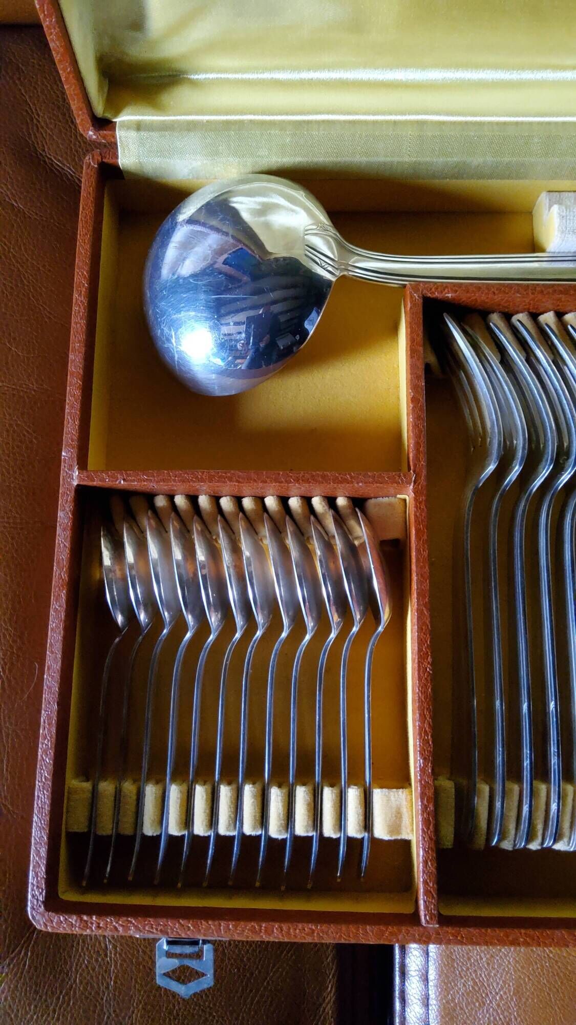 Silver metal housewife model of the 50s in her box