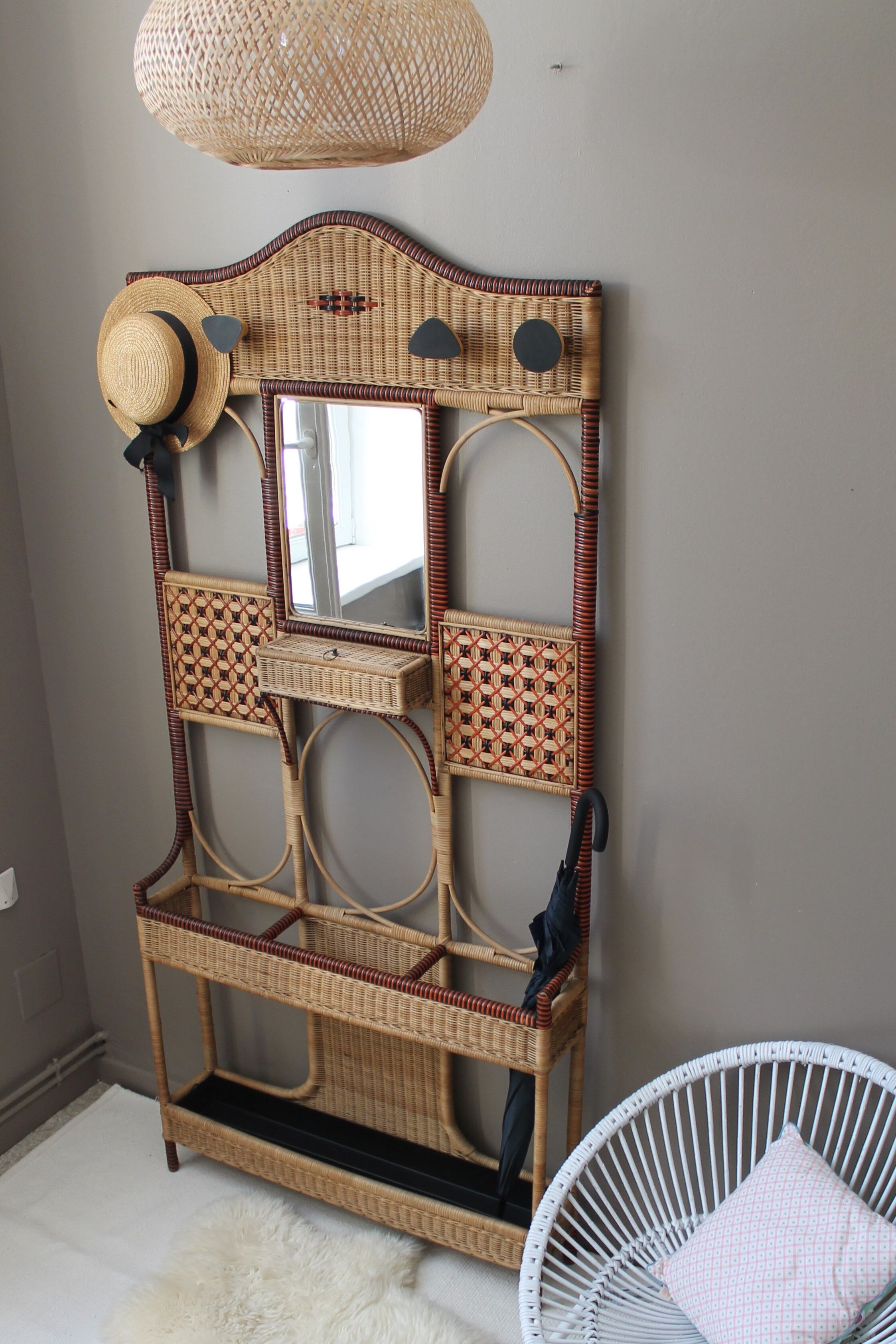 Porte-manteaux of the vintage years