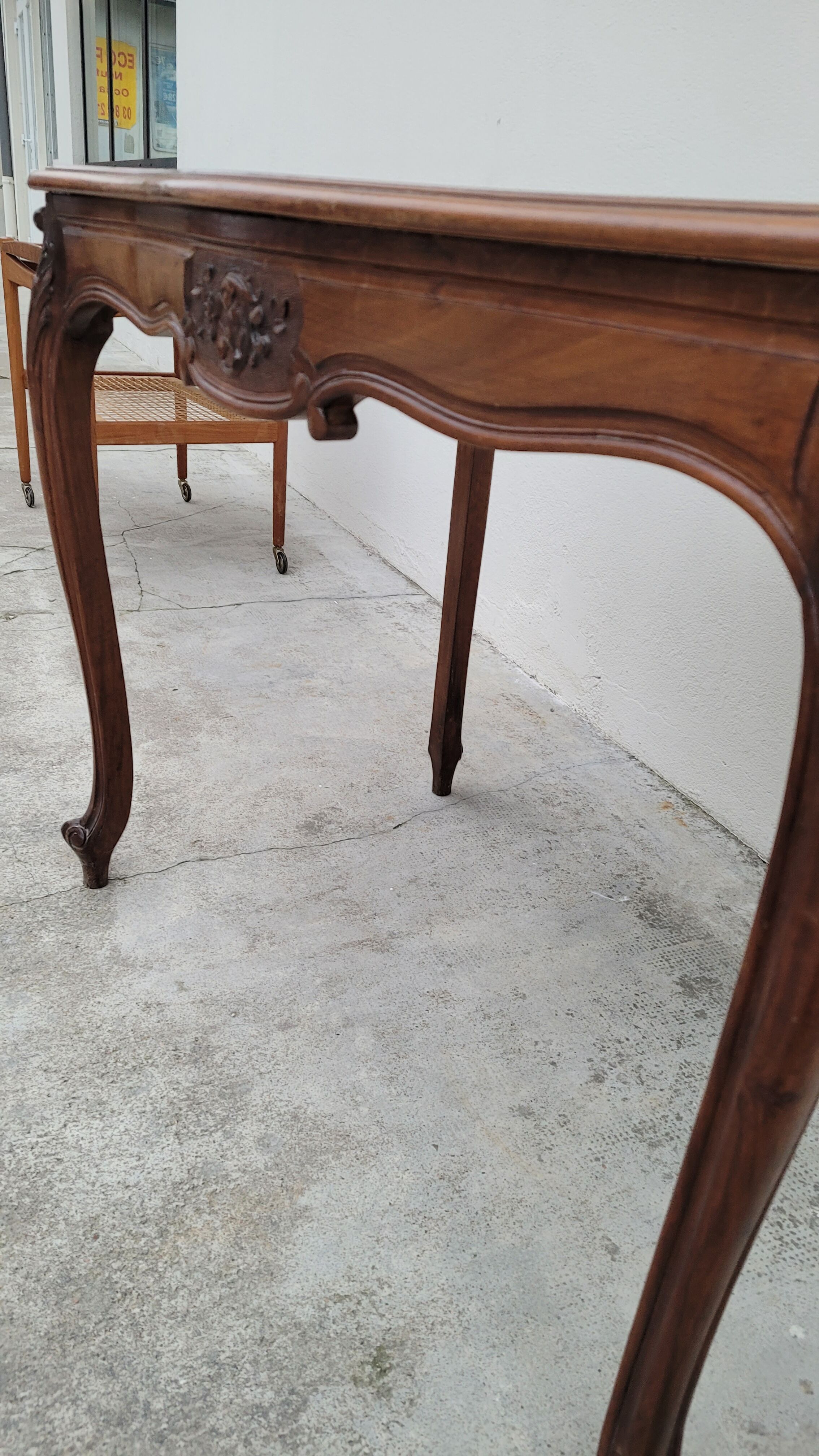 Table de milieu de style Louis XV en noyer massif