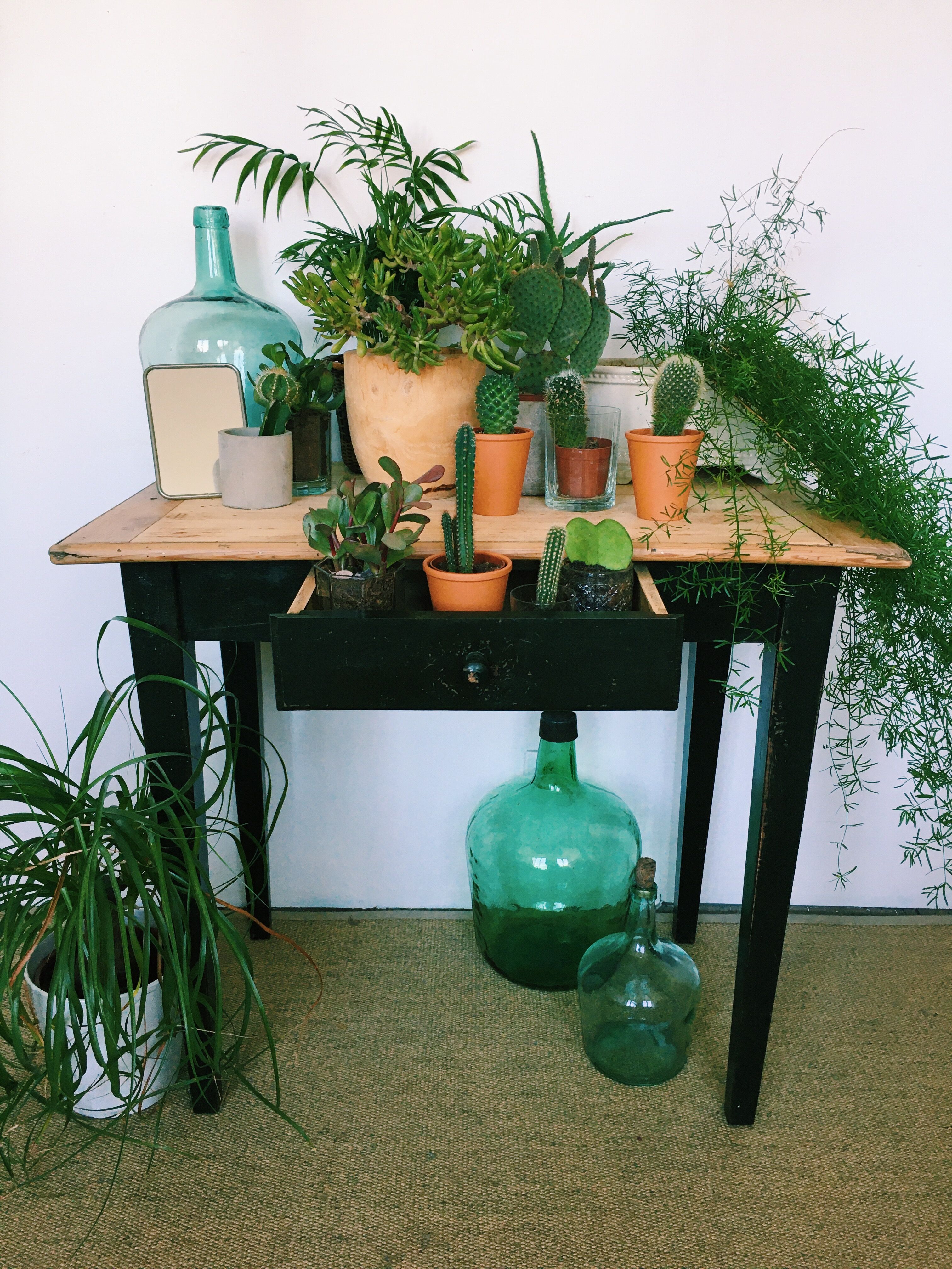 Farm table with tapered feet
