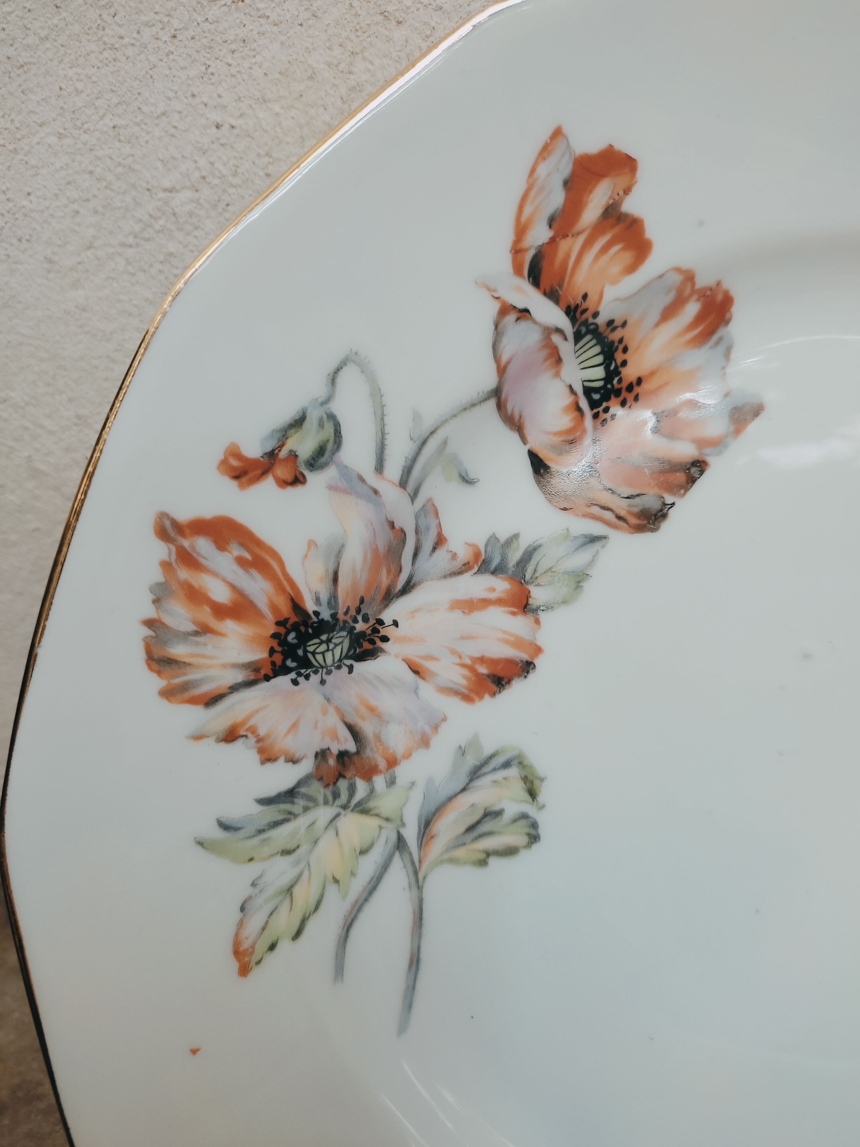 Porcelain dish with poppies