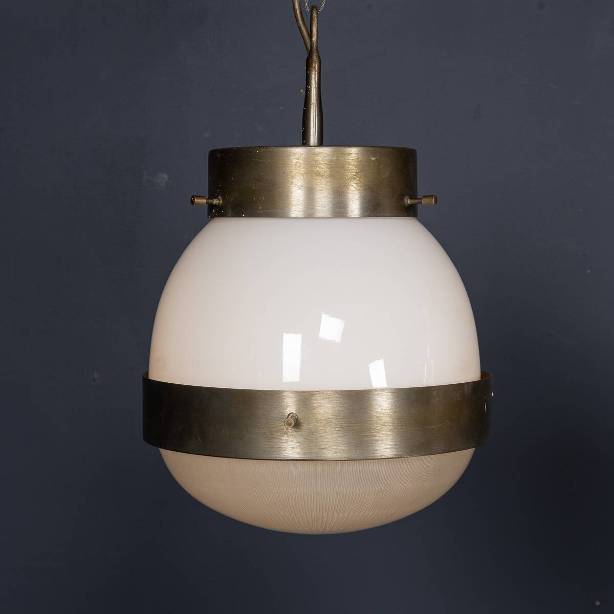 Paire de suspensions en opaline "Delta" italienne des années 1960 par Sergio Mazza.