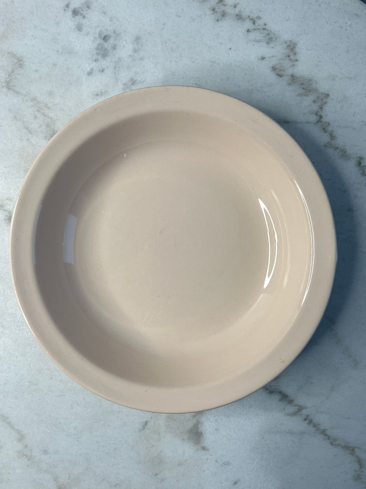 Plat de présentation en faïence Digoin couleur rose 26cm