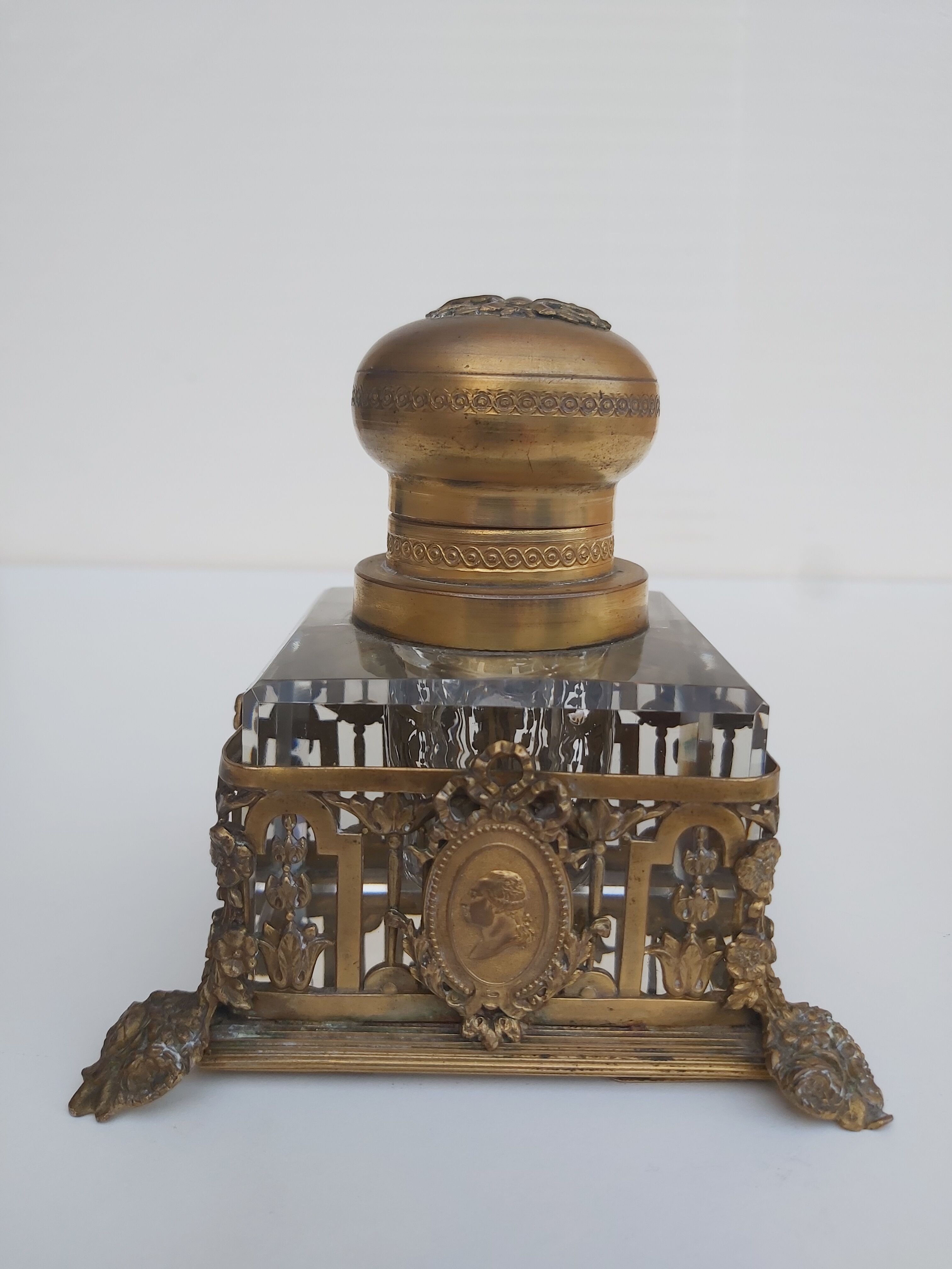 Bronze and crystal inkwell nineteenth Louis XVI and Marie-Antoinette medallion
