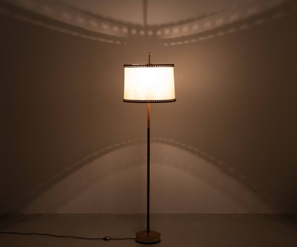 Lampadaire Charlotte Wawer, abat-jour parchemin, détails en laiton, Allemagne des années 1950