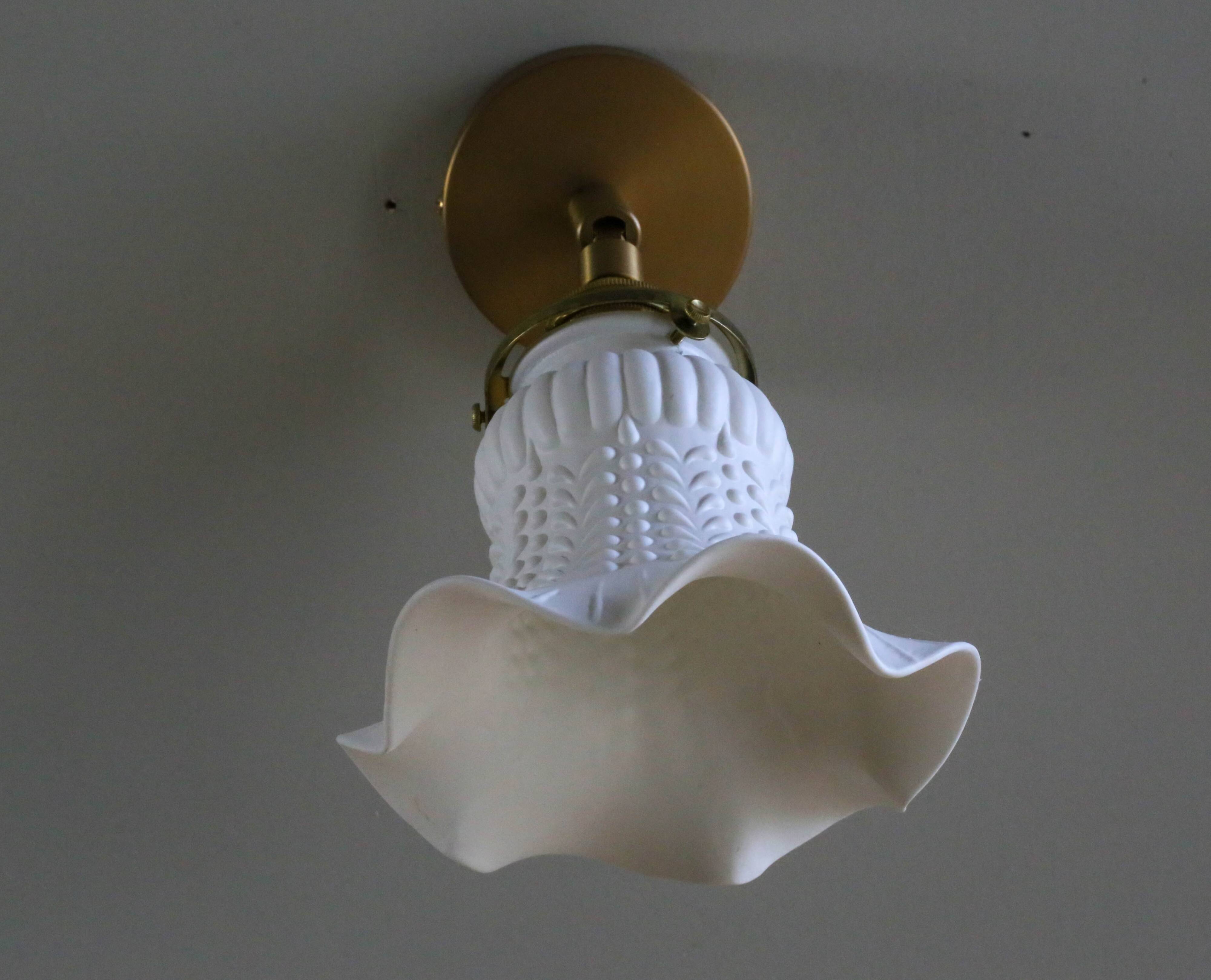Antique wall light in white painted glass - metal support