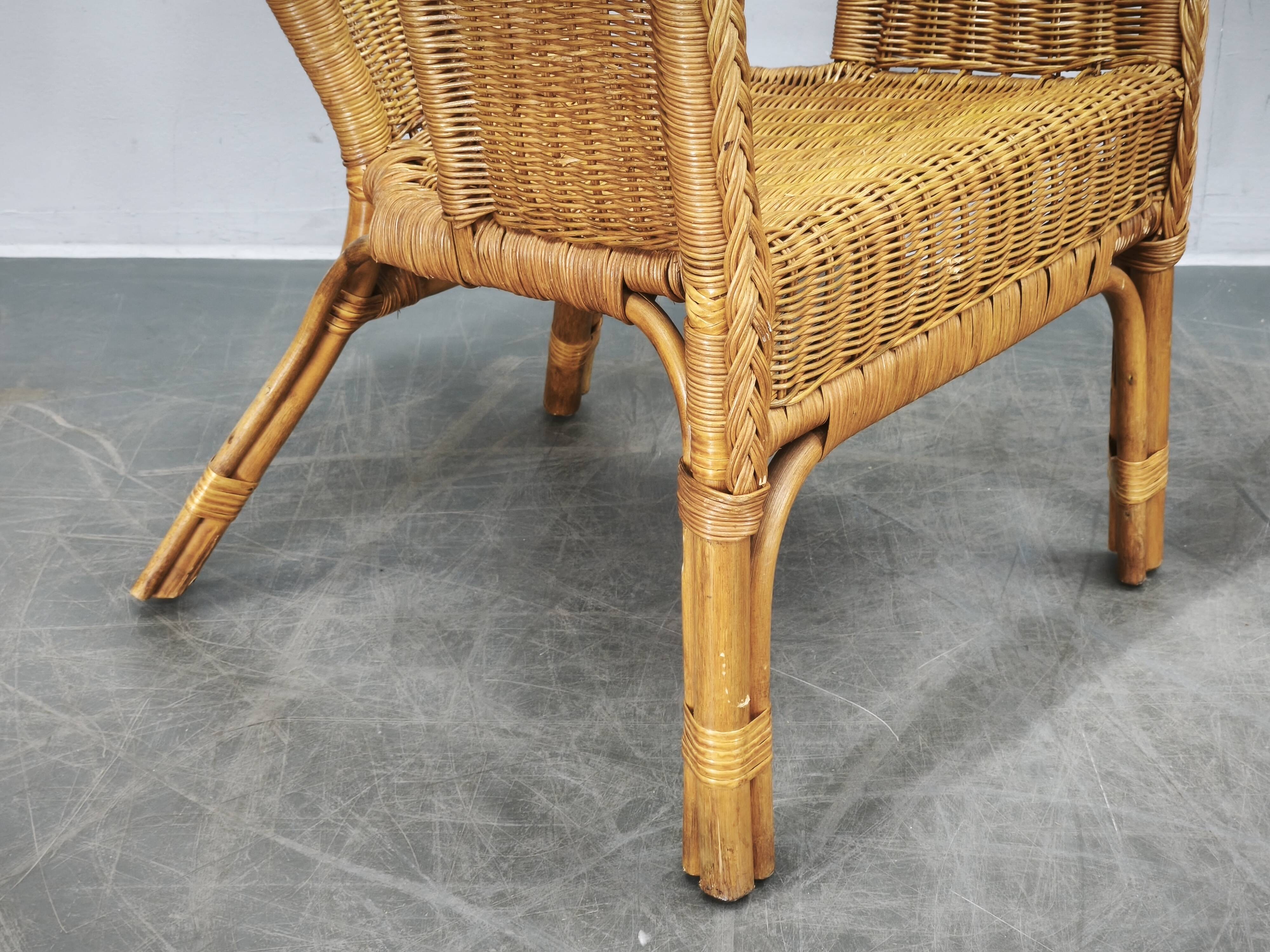 Ensemble de salon en rotin et osier italien des années 1950, quatre fauteuils et une table.