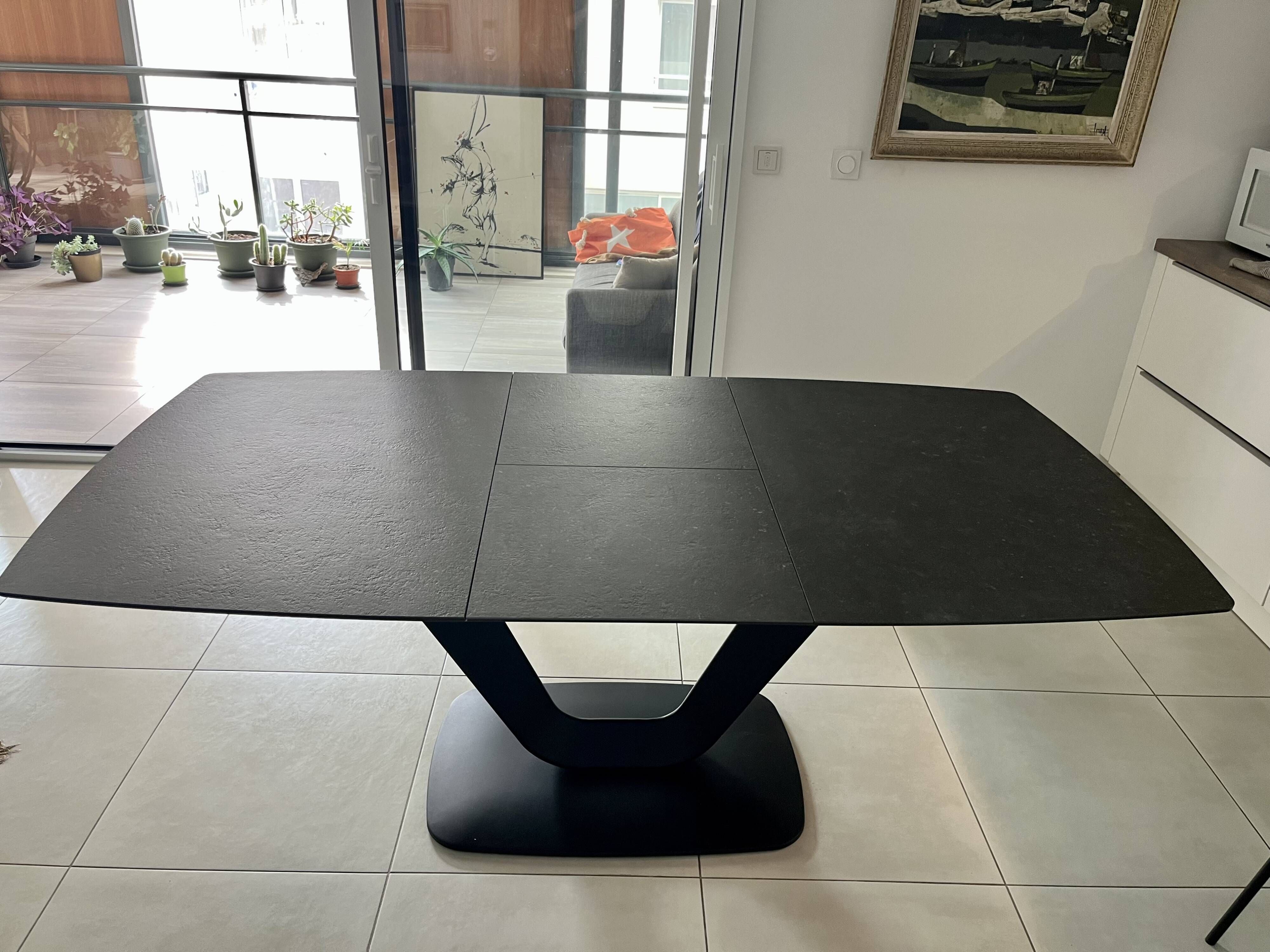 Extendable dining table