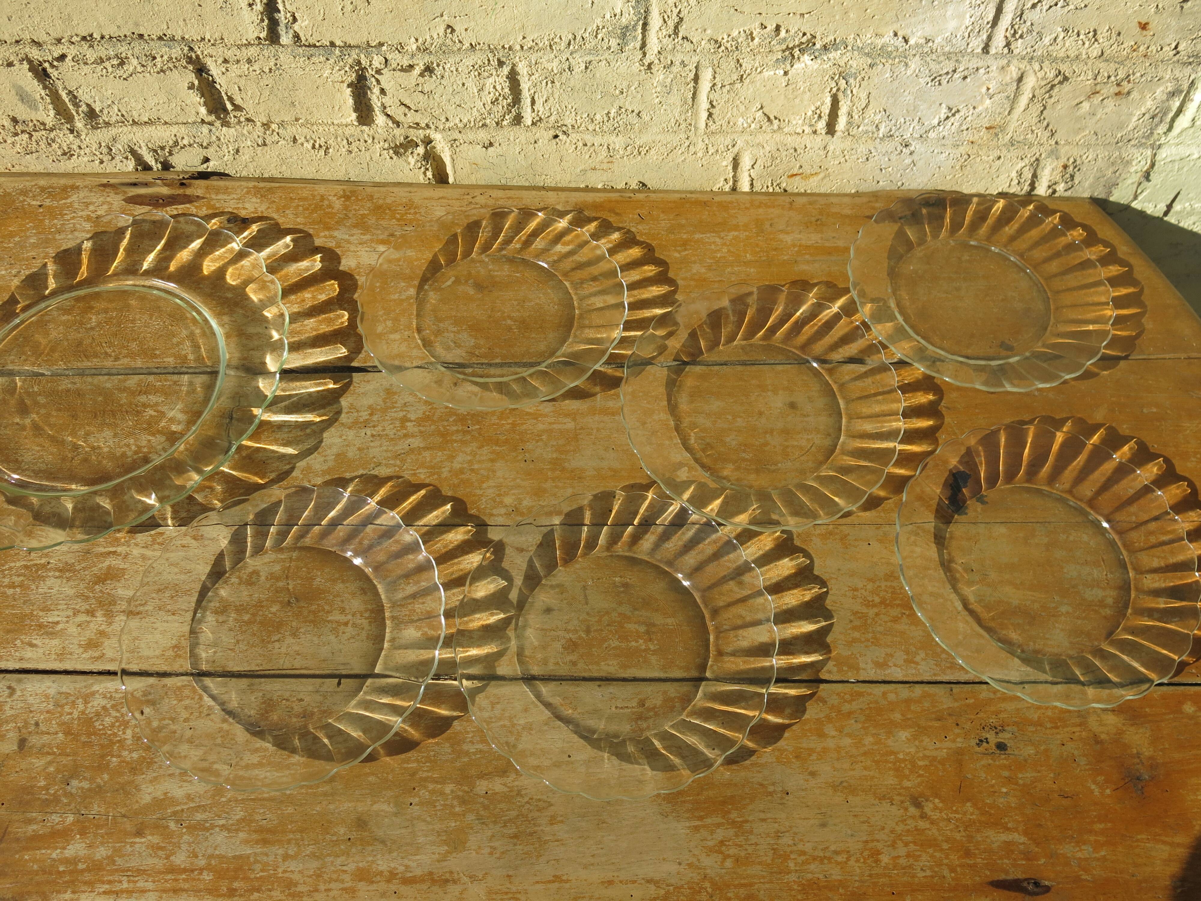 1 pie dish and 6 Duralex plates in transparent glass
