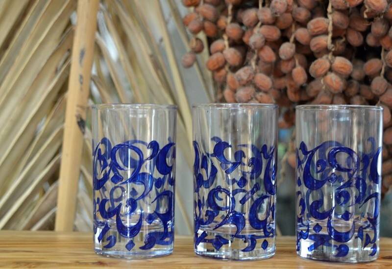 6 verres artisanaux décorés en calligraphie arabe bleue
