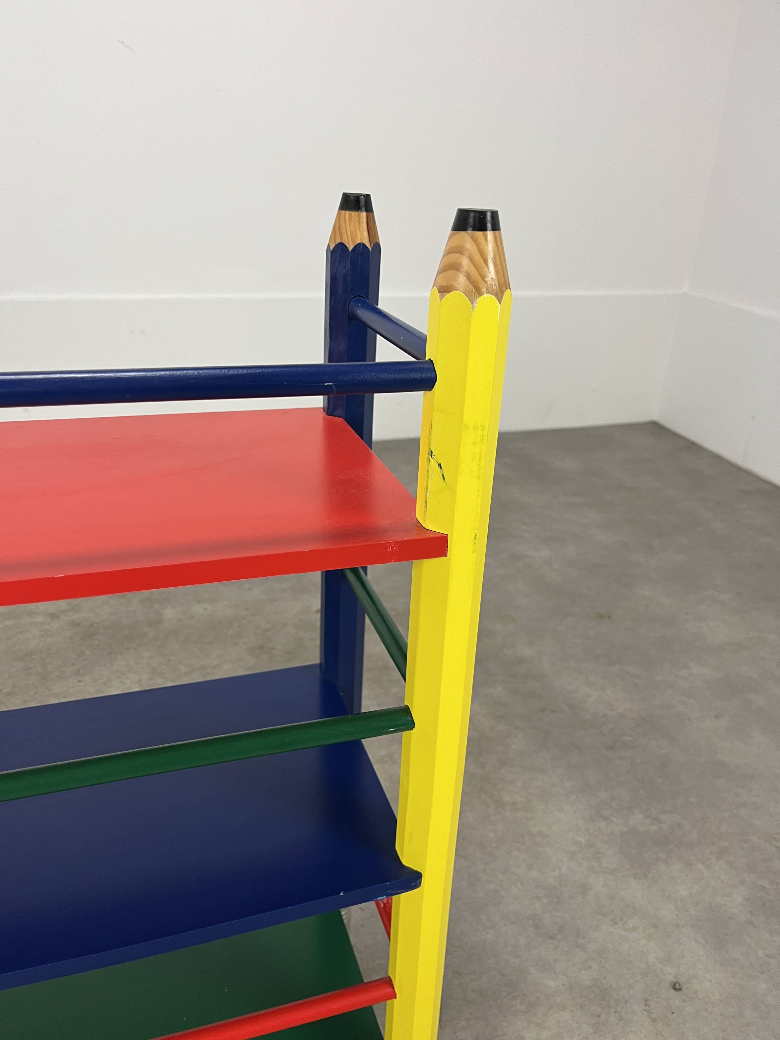 Etagère crayon style Pierre Sala pour enfants