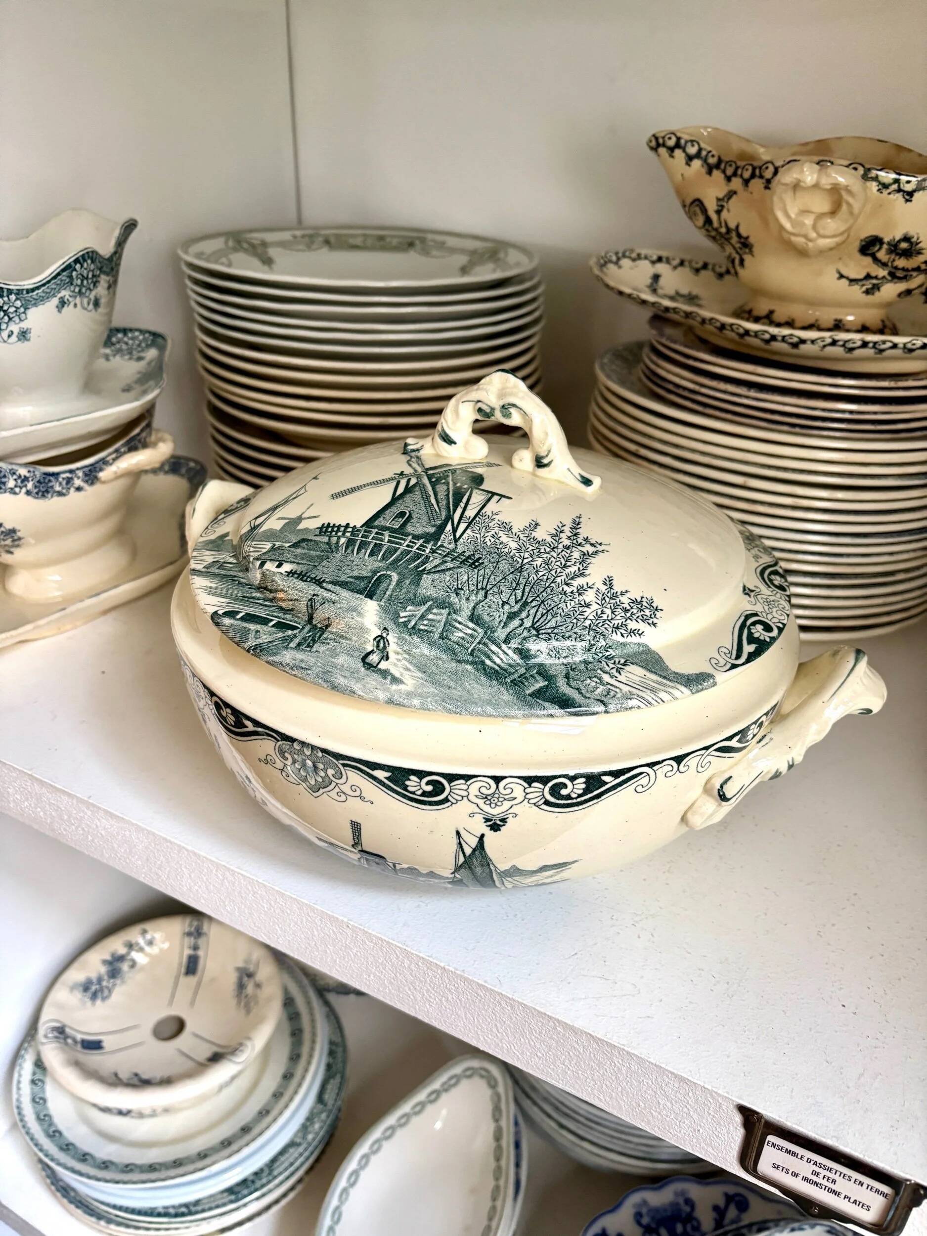 Grande soupière Salins en terre de fer, service "Delft"