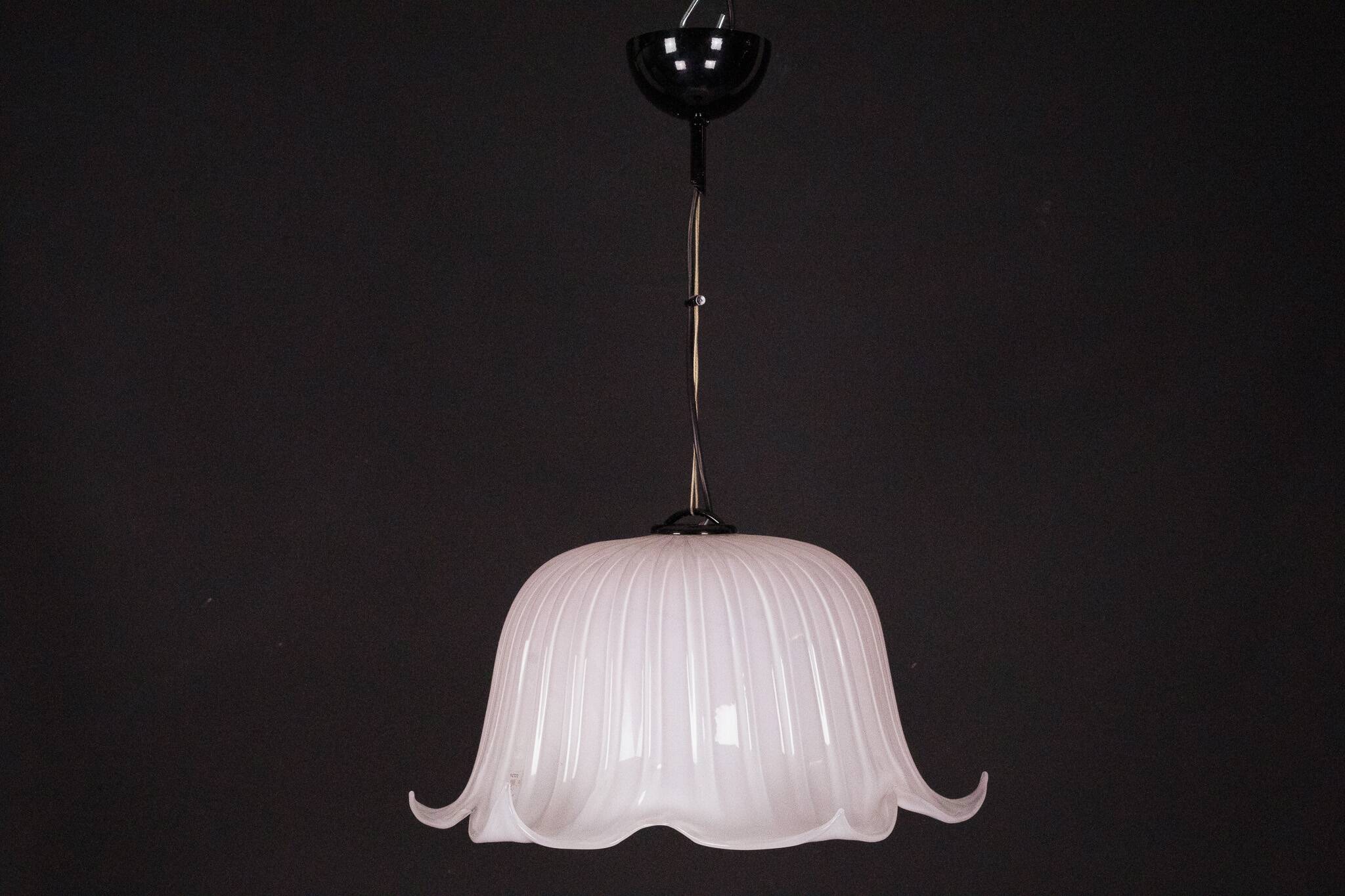 Large vintage flower-shaped chandelier in pink Murano glass, Italy 1980s.