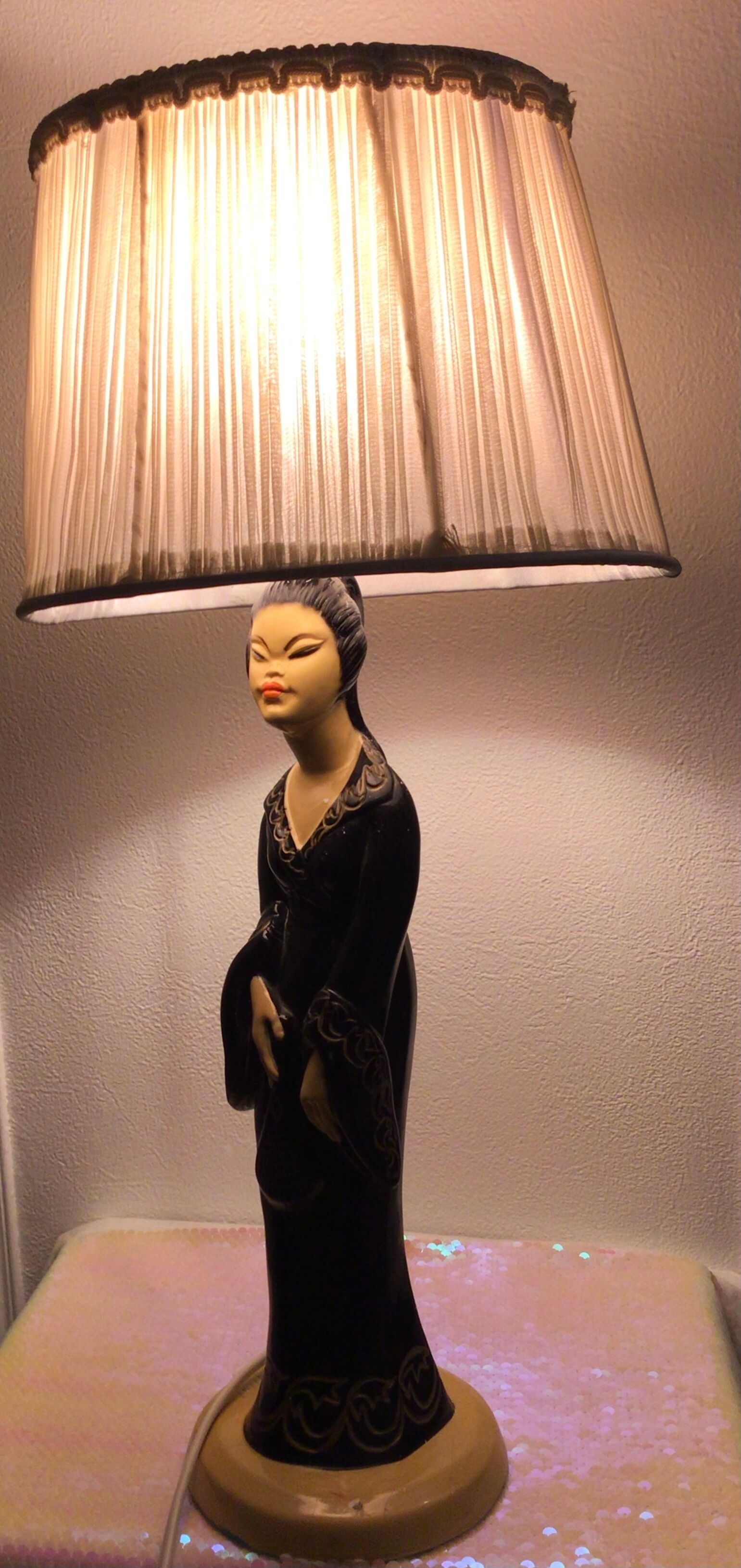 Vintage geisha sculpture lamp signed