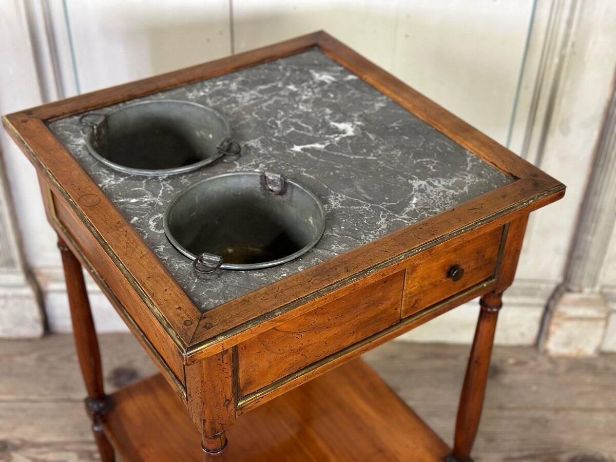Refreshment table in mahogany, grey marble top, two zinc buckets, 18th century.