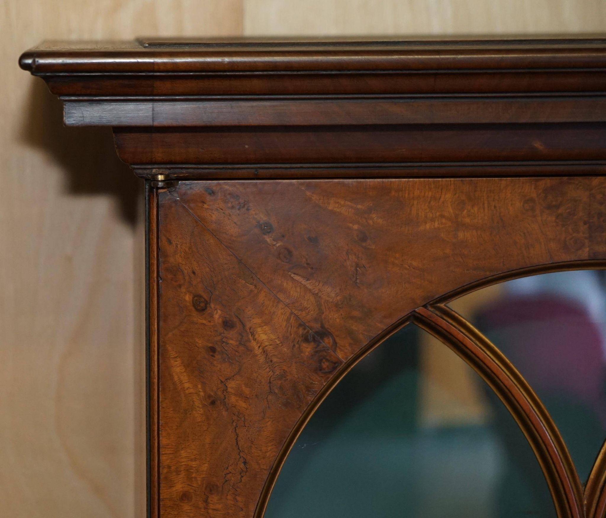 Bibliothèque victorienne en noyer loupe avec portes vitrées gothiques