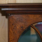 Bibliothèque victorienne en noyer loupe avec portes vitrées gothiques