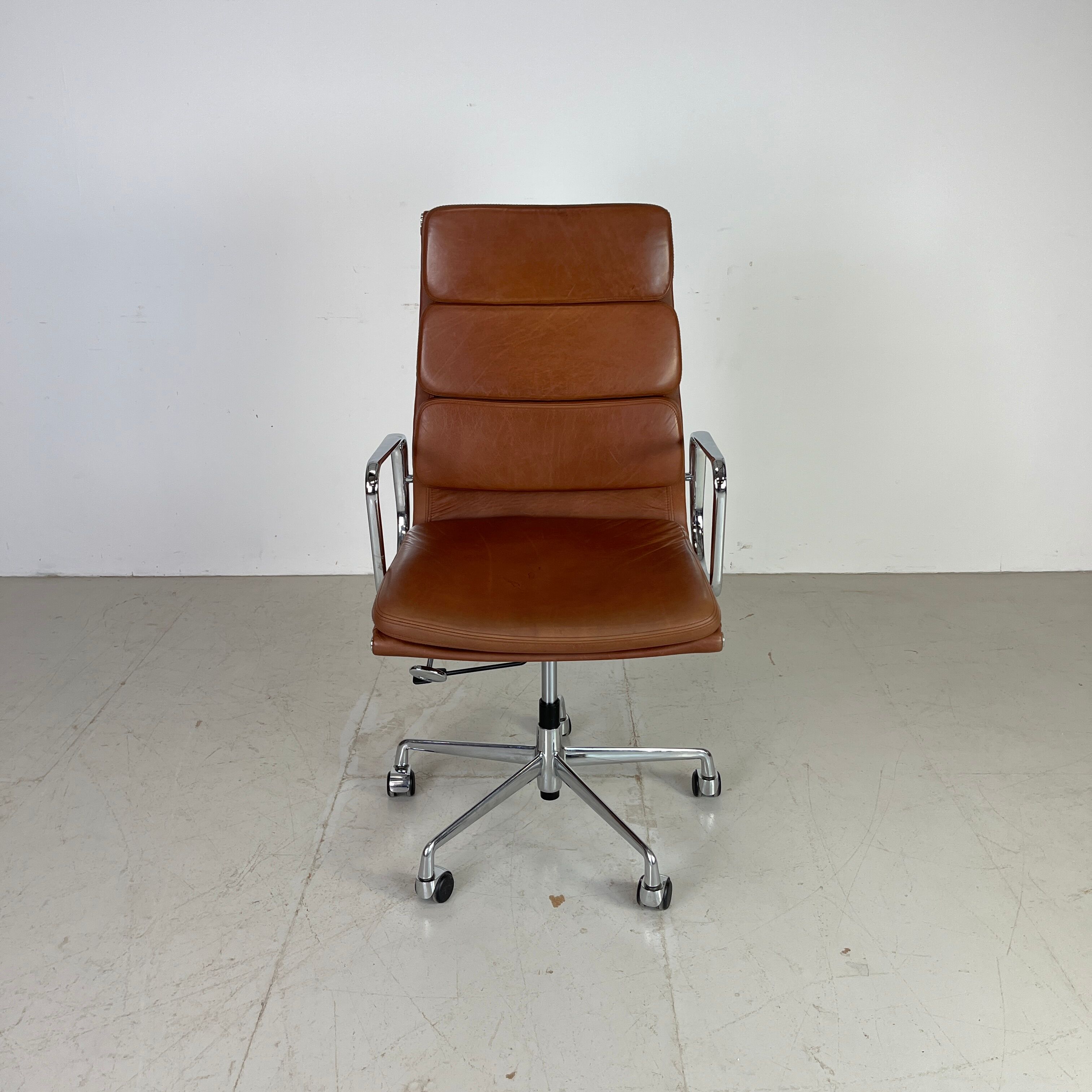 Fauteuil en cuir brun haut dossier soft pad group Eames ICF pour Herman Miller