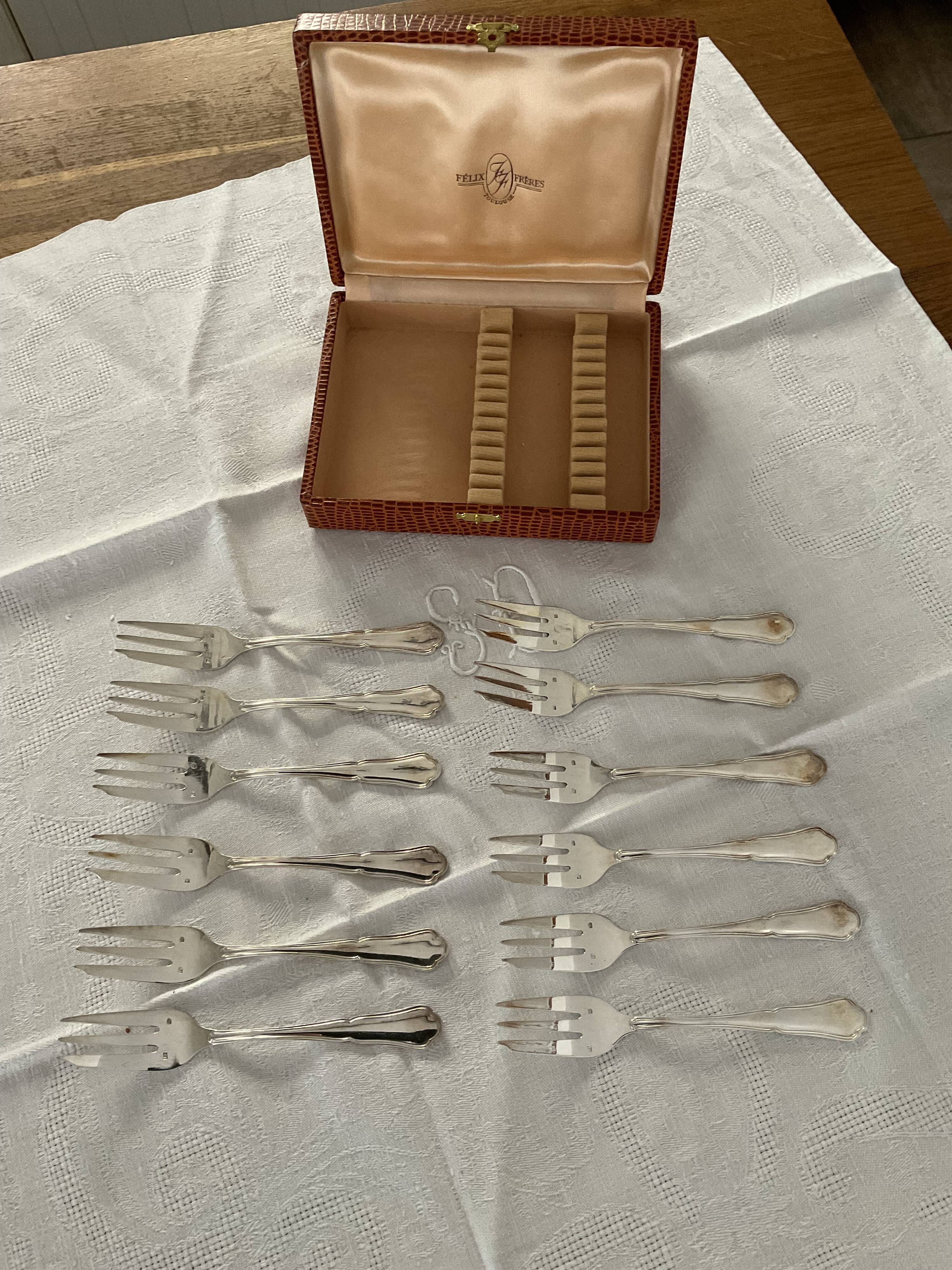 Box of 12 dessert forks. Felix Brothers