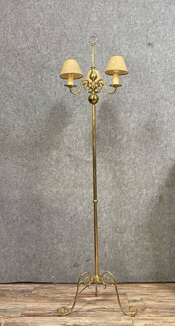 Lucien Gau: grand lampadaire néo classique à patine vieil or vers 1960-1970