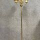 Lucien Gau: grand lampadaire néo classique à patine vieil or vers 1960-1970