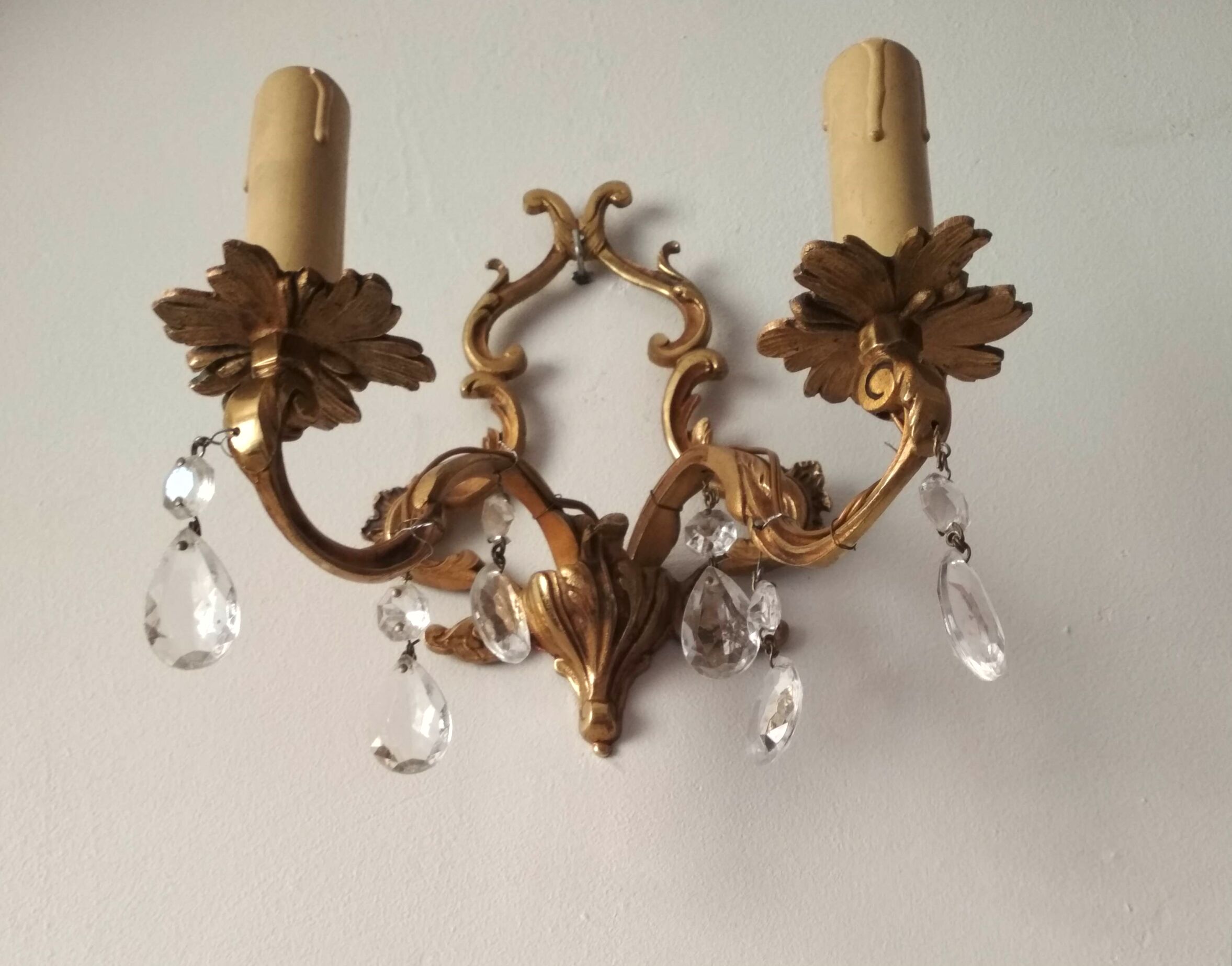 Rococo-style wall lamp in gilded bronze and crystal stamps
