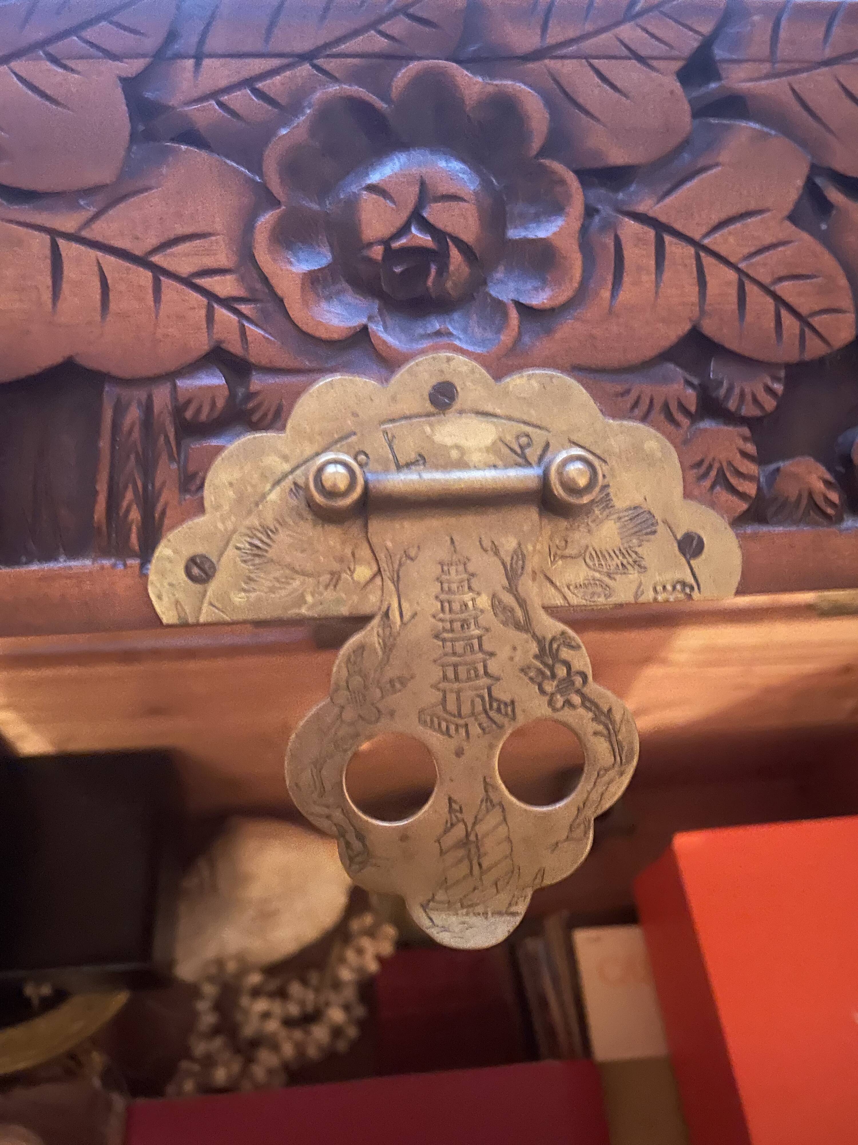Asian carved mallet, made of camphor wood, from Hong Kong 100 X 52 X 60 cm