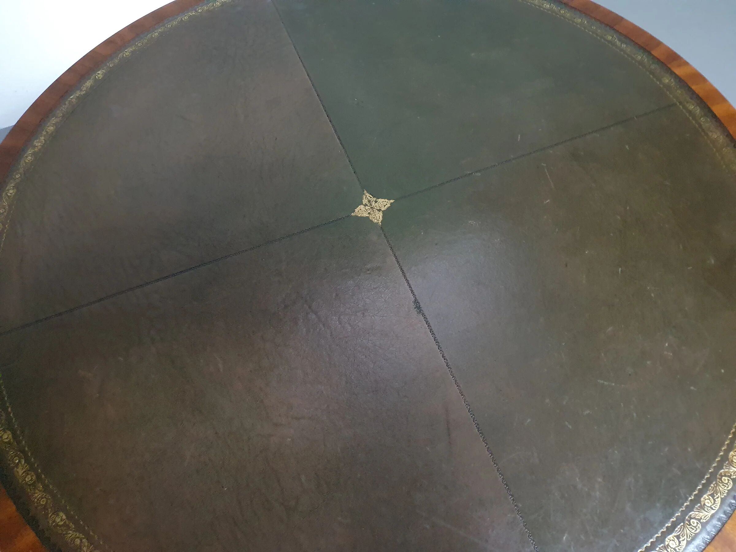 Table basse / table tambour victorienne « Heldense » en acajou avec plateau en cuir sur roulettes en laiton. Années 1980