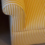 Fauteuil club en tissu jaune et blanc à rayures