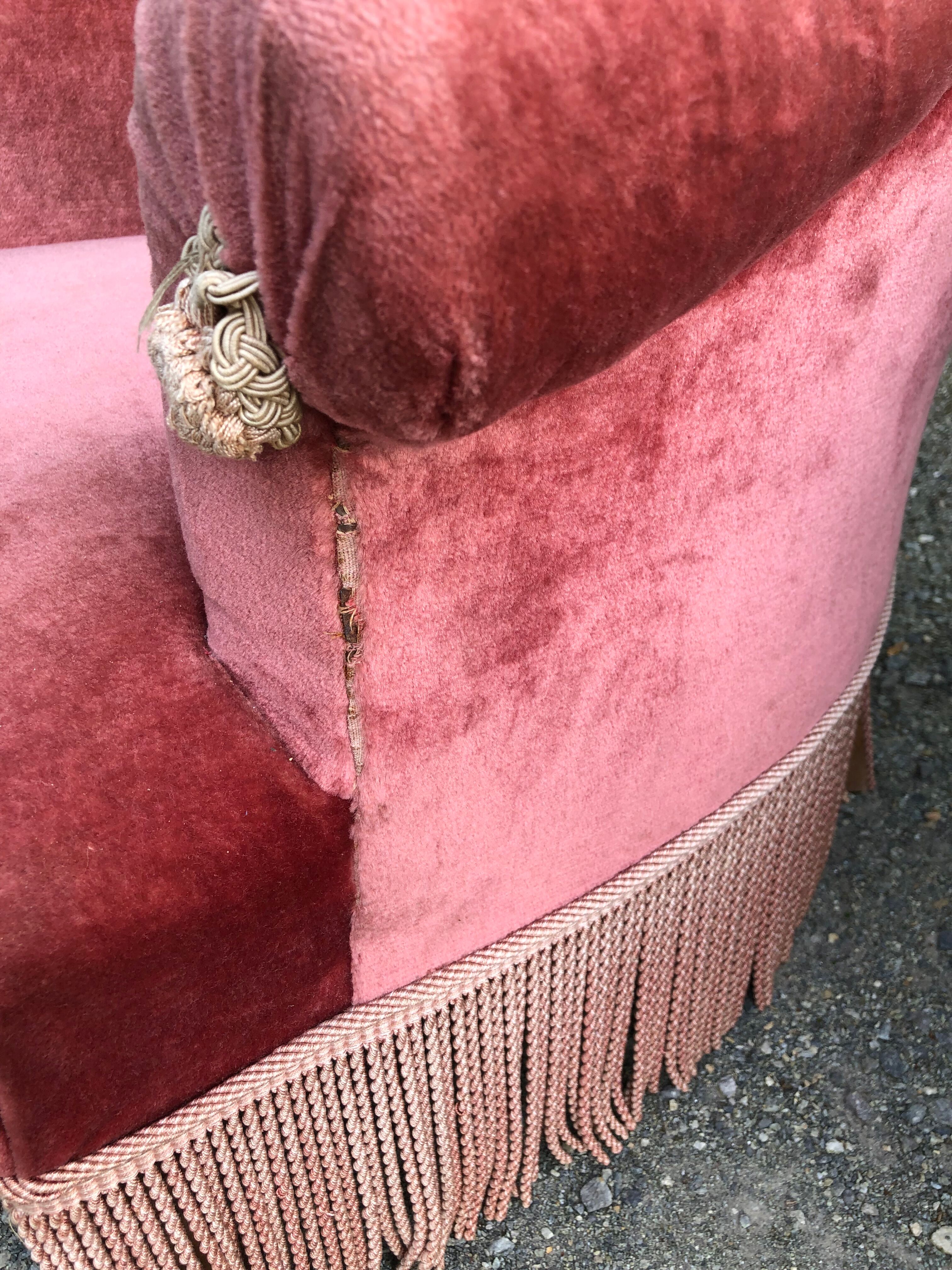 Duo de fauteuils vintage crapaud en velours saumon