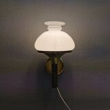 Applique en laiton avec abat-jour original en verre blanc laiteux, conçue par Svend Mejlstrøm Danemark années 1960